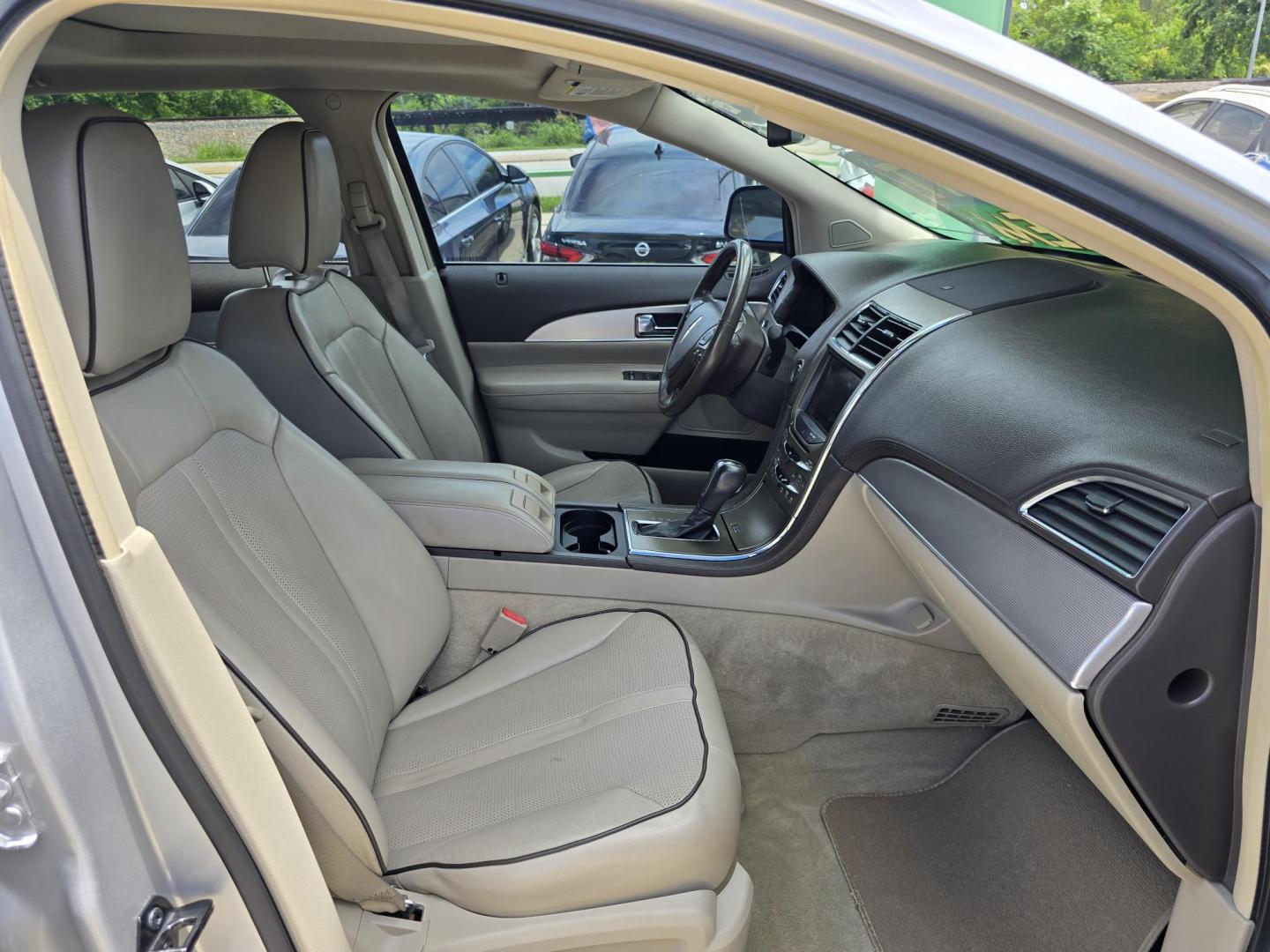 2011 SILVER Lincoln MKX (2LMDJ6JK7BB) with an 3.7L V6 DOHC 24V engine, 6-Speed Automatic transmission, located at 2660 S.Garland Avenue, Garland, TX, 75041, (469) 298-3118, 32.885551, -96.655602 - Photo#21
