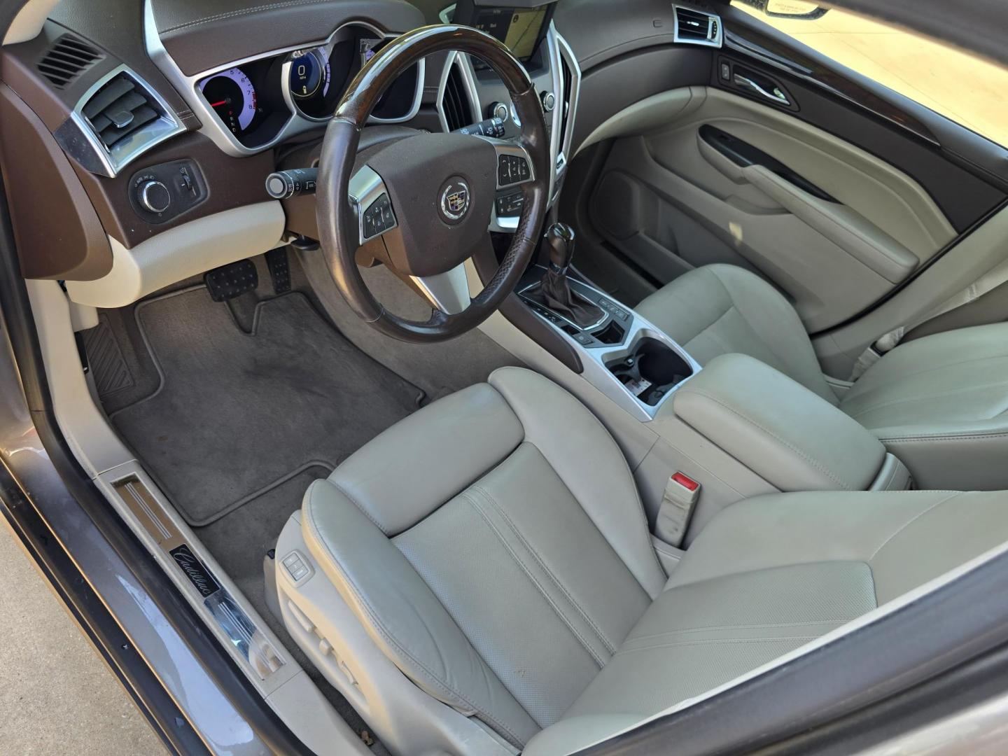 2012 Cadillac SRX Luxury (3GYFNAE3XCS) with an 3.6L V6 DOHC 24V FFV engine, 6-Speed Automatic transmission, located at 2660 S.Garland Avenue, Garland, TX, 75041, (469) 298-3118, 32.885551, -96.655602 - Photo#9