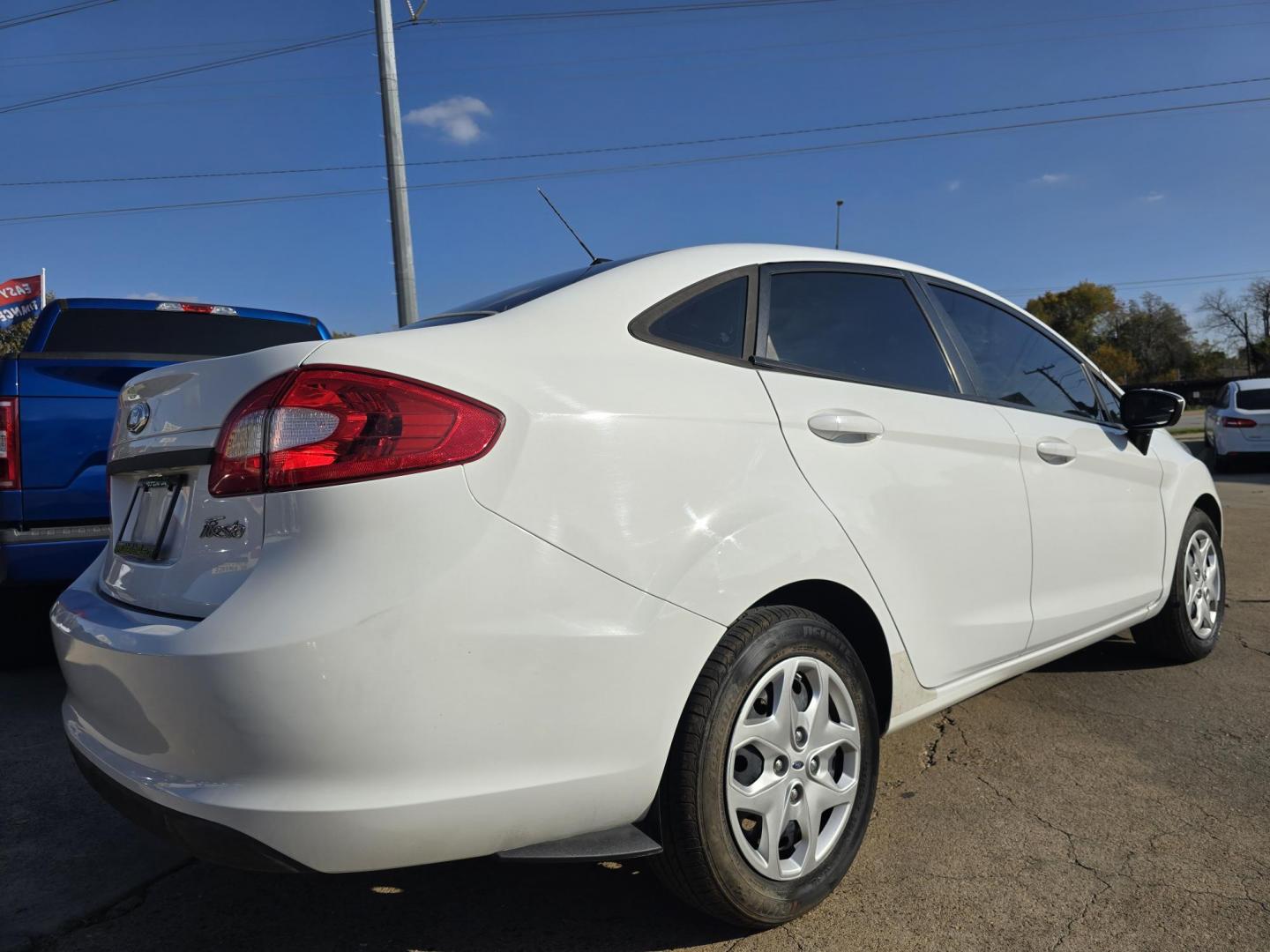2012 WHITE Ford Fiesta S (3FADP4AJ0CM) , AUTO transmission, located at 2660 S.Garland Avenue, Garland, TX, 75041, (469) 298-3118, 32.885551, -96.655602 - Photo#3