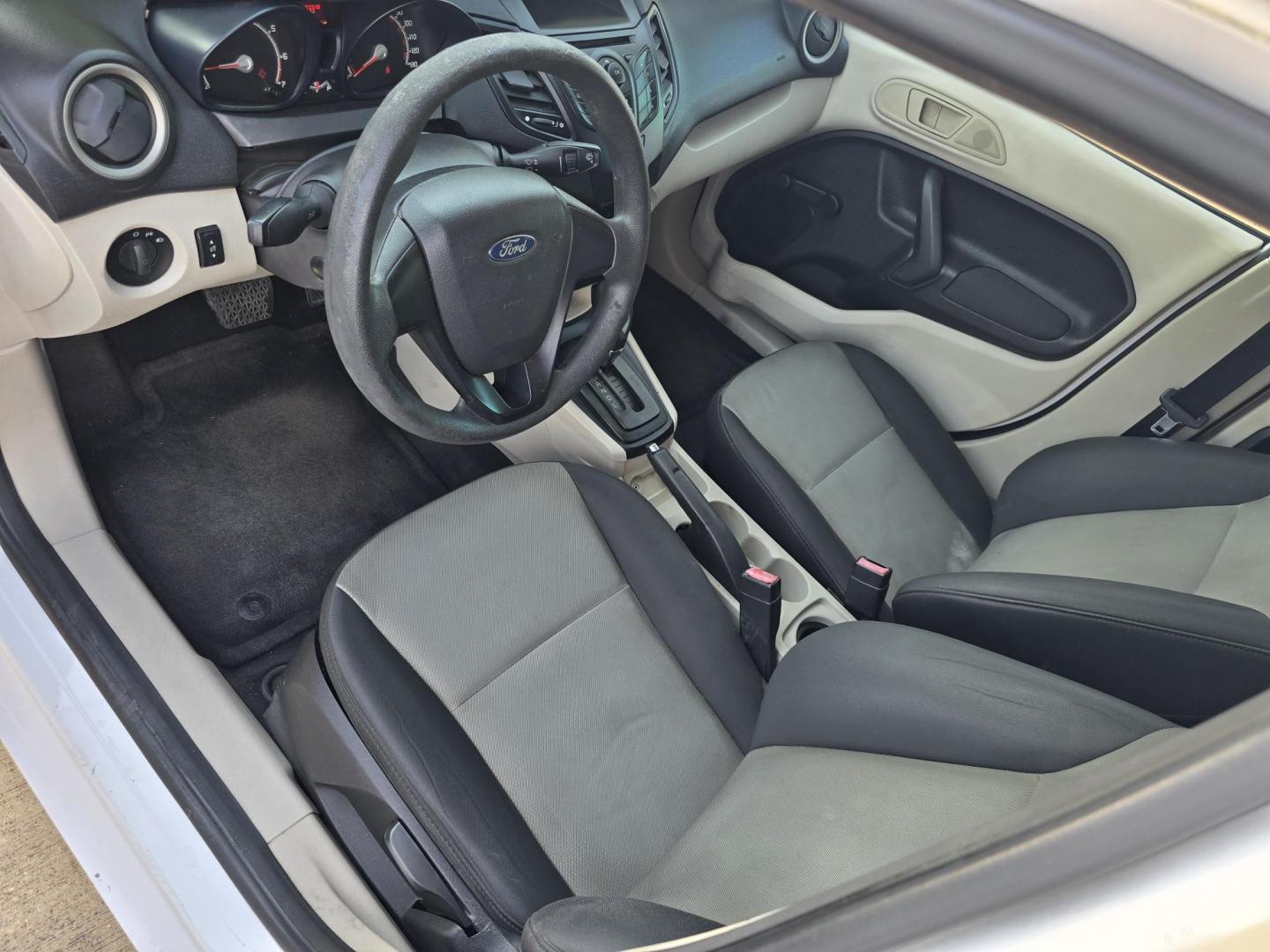2012 WHITE Ford Fiesta S (3FADP4AJ0CM) , AUTO transmission, located at 2660 S.Garland Avenue, Garland, TX, 75041, (469) 298-3118, 32.885551, -96.655602 - Photo#10