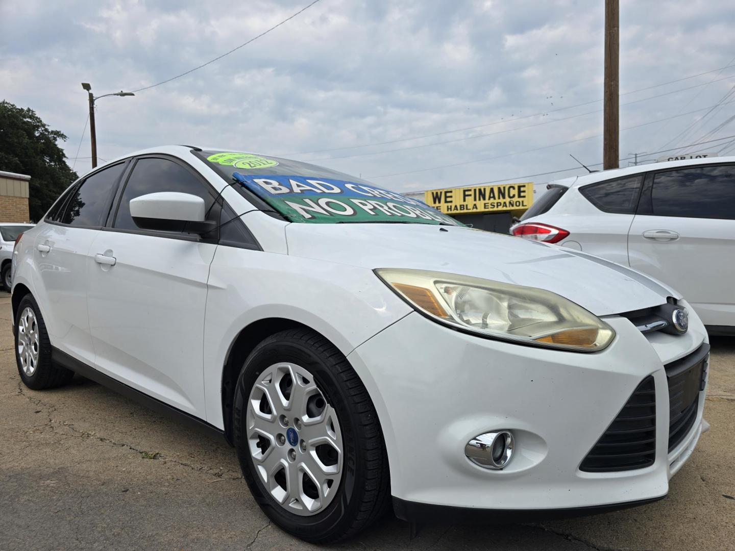 2012 WHITE Ford Focus SE (1FAHP3F21CL) with an 2.0L L4 DOHC 16V engine, AUTO transmission, located at 2660 S.Garland Avenue, Garland, TX, 75041, (469) 298-3118, 32.885551, -96.655602 - Photo#1