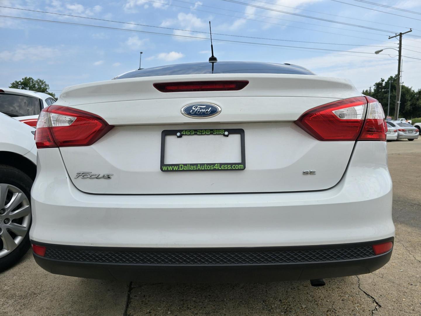 2012 WHITE Ford Focus SE (1FAHP3F21CL) with an 2.0L L4 DOHC 16V engine, AUTO transmission, located at 2660 S.Garland Avenue, Garland, TX, 75041, (469) 298-3118, 32.885551, -96.655602 - Photo#4