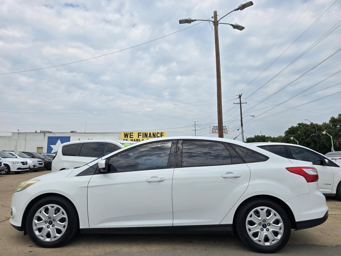 2012 WHITE Ford Focus SE (1FAHP3F21CL) with an 2.0L L4 DOHC 16V engine, AUTO transmission, located at 2660 S.Garland Avenue, Garland, TX, 75041, (469) 298-3118, 32.885551, -96.655602 - Photo#6