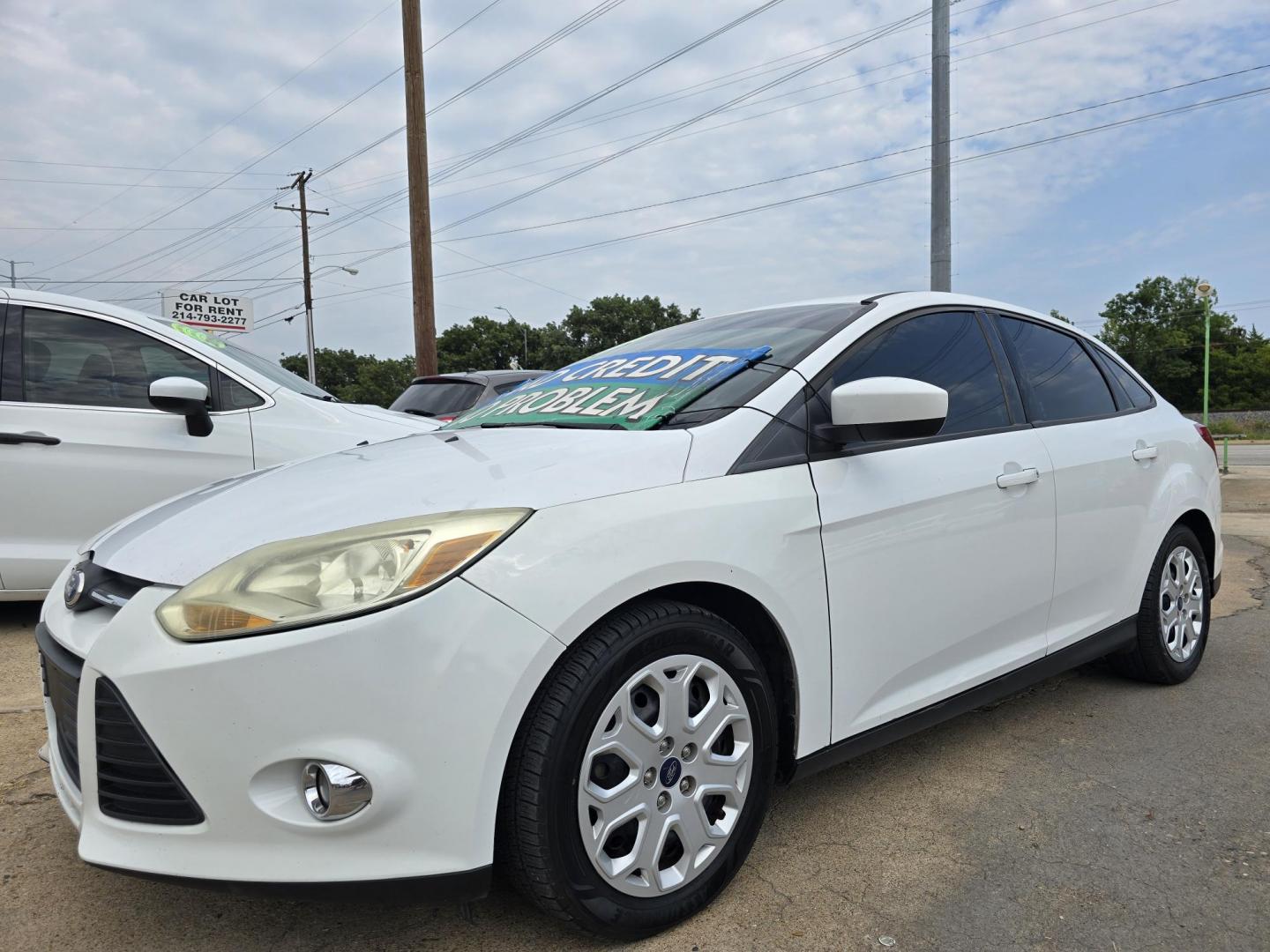 2012 WHITE Ford Focus SE (1FAHP3F21CL) with an 2.0L L4 DOHC 16V engine, AUTO transmission, located at 2660 S.Garland Avenue, Garland, TX, 75041, (469) 298-3118, 32.885551, -96.655602 - Photo#7