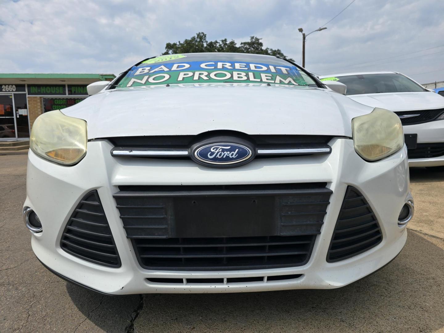 2012 WHITE Ford Focus SE (1FAHP3F21CL) with an 2.0L L4 DOHC 16V engine, AUTO transmission, located at 2660 S.Garland Avenue, Garland, TX, 75041, (469) 298-3118, 32.885551, -96.655602 - Photo#9