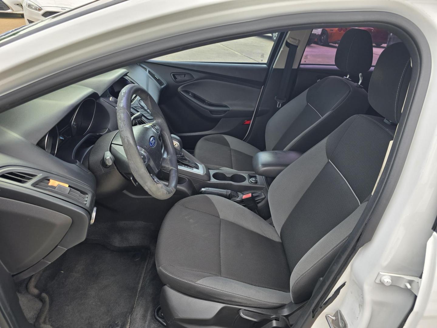 2012 WHITE Ford Focus SE (1FAHP3F21CL) with an 2.0L L4 DOHC 16V engine, AUTO transmission, located at 2660 S.Garland Avenue, Garland, TX, 75041, (469) 298-3118, 32.885551, -96.655602 - Photo#11