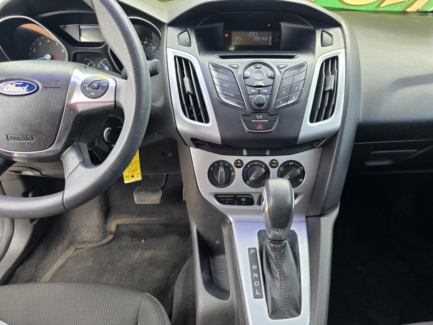 2012 WHITE Ford Focus SE (1FAHP3F21CL) with an 2.0L L4 DOHC 16V engine, AUTO transmission, located at 2660 S.Garland Avenue, Garland, TX, 75041, (469) 298-3118, 32.885551, -96.655602 - Photo#13