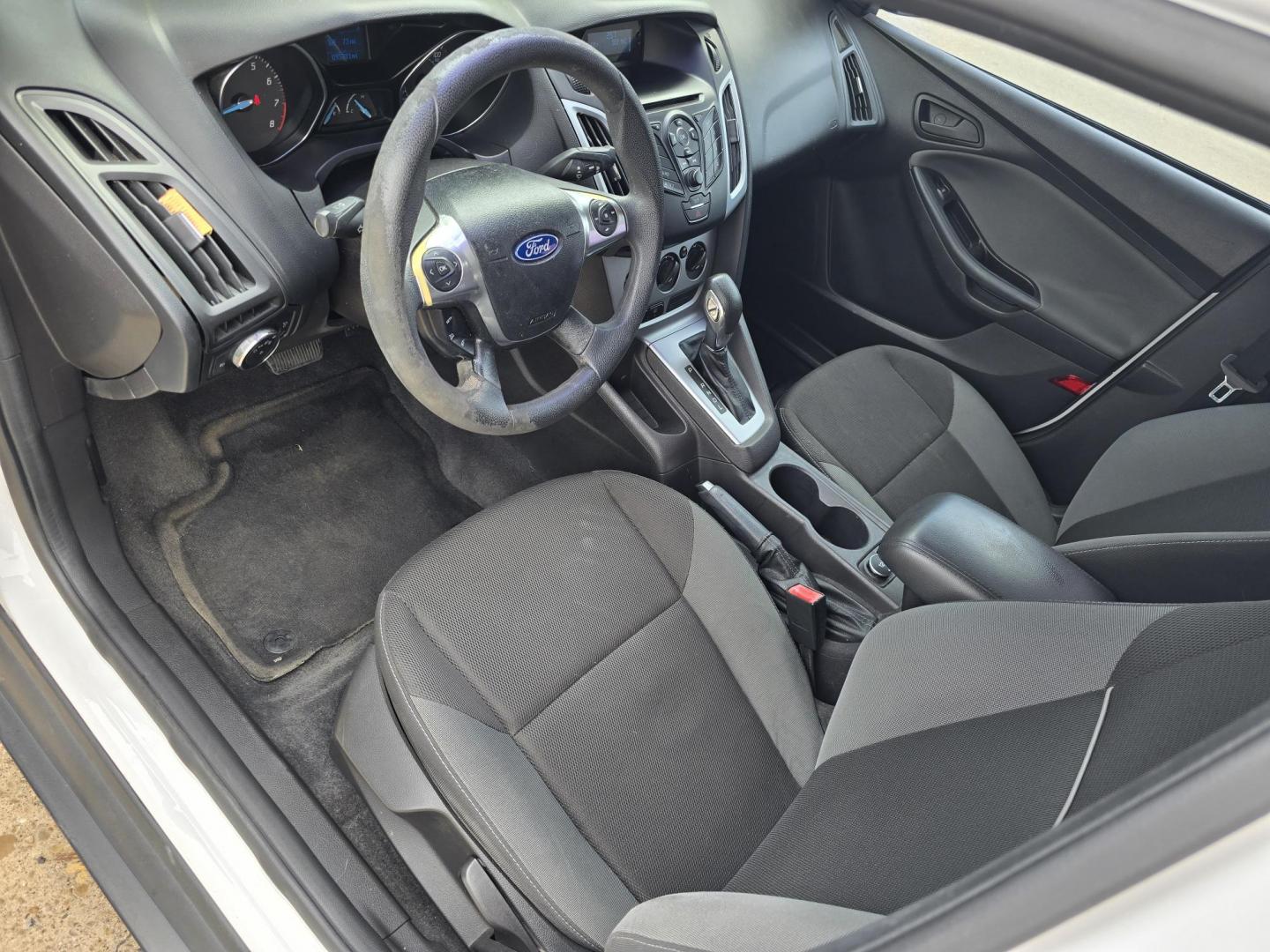 2012 WHITE Ford Focus SE (1FAHP3F21CL) with an 2.0L L4 DOHC 16V engine, AUTO transmission, located at 2660 S.Garland Avenue, Garland, TX, 75041, (469) 298-3118, 32.885551, -96.655602 - Photo#10
