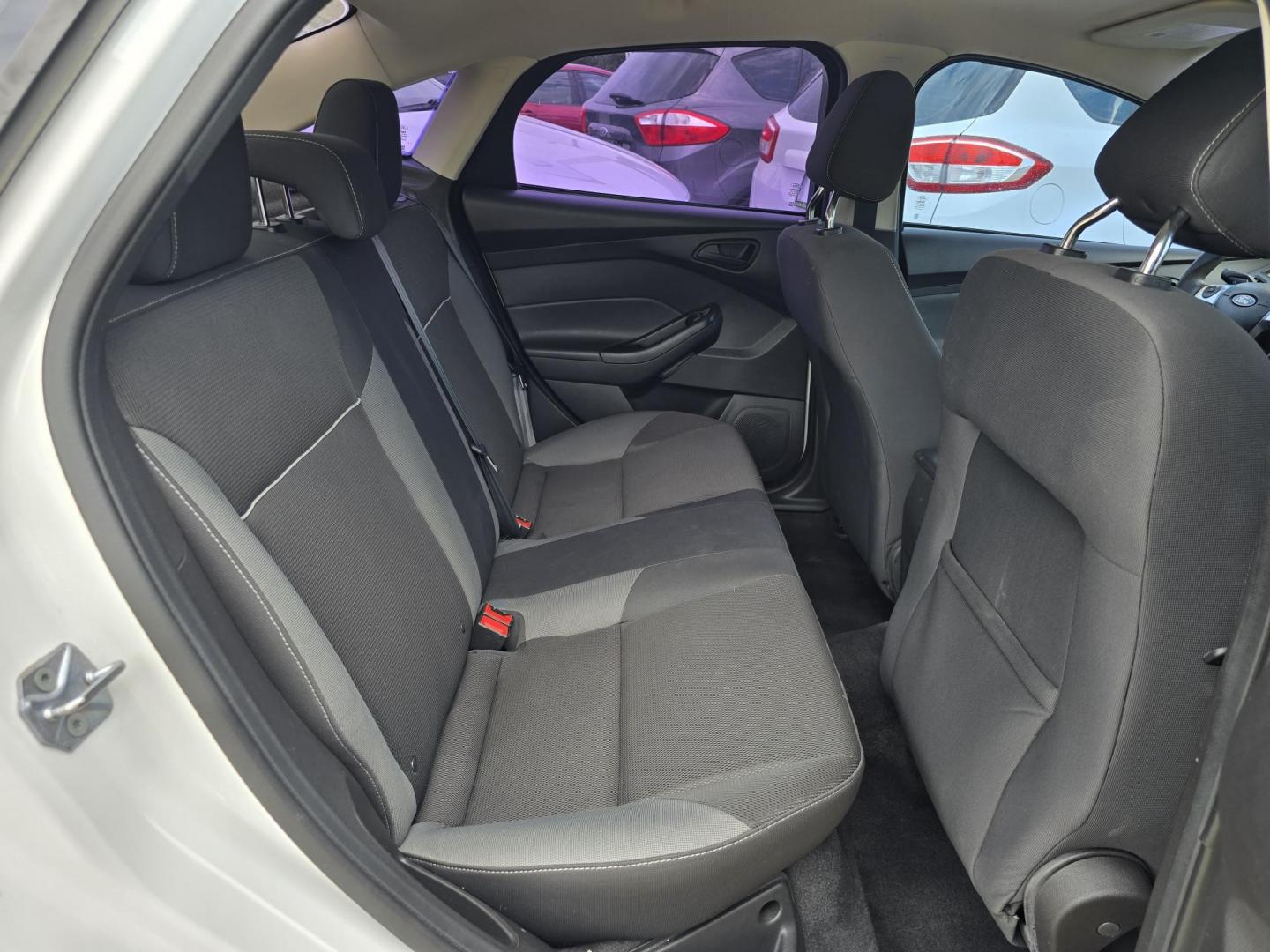 2012 WHITE Ford Focus SE (1FAHP3F21CL) with an 2.0L L4 DOHC 16V engine, AUTO transmission, located at 2660 S.Garland Avenue, Garland, TX, 75041, (469) 298-3118, 32.885551, -96.655602 - Photo#15