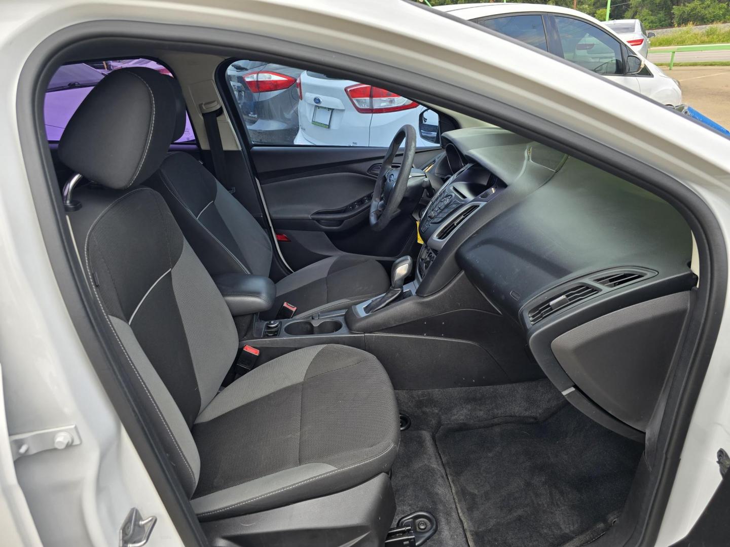 2012 WHITE Ford Focus SE (1FAHP3F21CL) with an 2.0L L4 DOHC 16V engine, AUTO transmission, located at 2660 S.Garland Avenue, Garland, TX, 75041, (469) 298-3118, 32.885551, -96.655602 - Photo#16