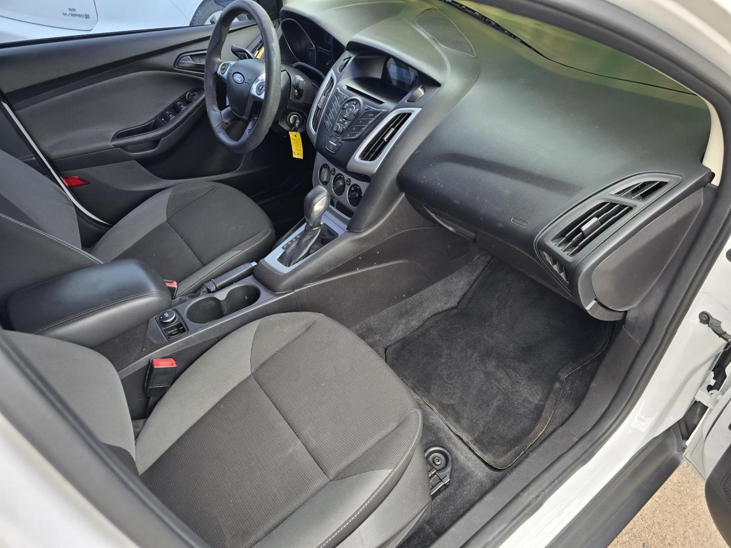 2012 WHITE Ford Focus SE (1FAHP3F21CL) with an 2.0L L4 DOHC 16V engine, AUTO transmission, located at 2660 S.Garland Avenue, Garland, TX, 75041, (469) 298-3118, 32.885551, -96.655602 - Photo#17