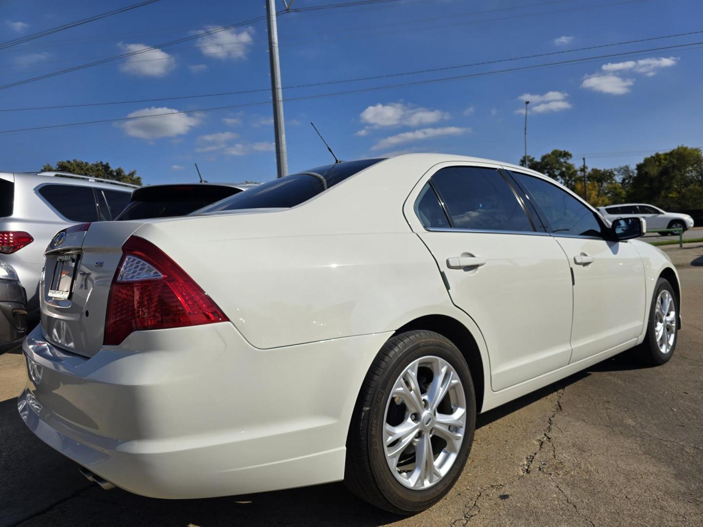2012 WHITE Ford Fusion SE (3FAHP0HA5CR) with an 2.5L L4 DOHC 16V engine, AUTO transmission, located at 2660 S.Garland Avenue, Garland, TX, 75041, (469) 298-3118, 32.885551, -96.655602 - Photo#3