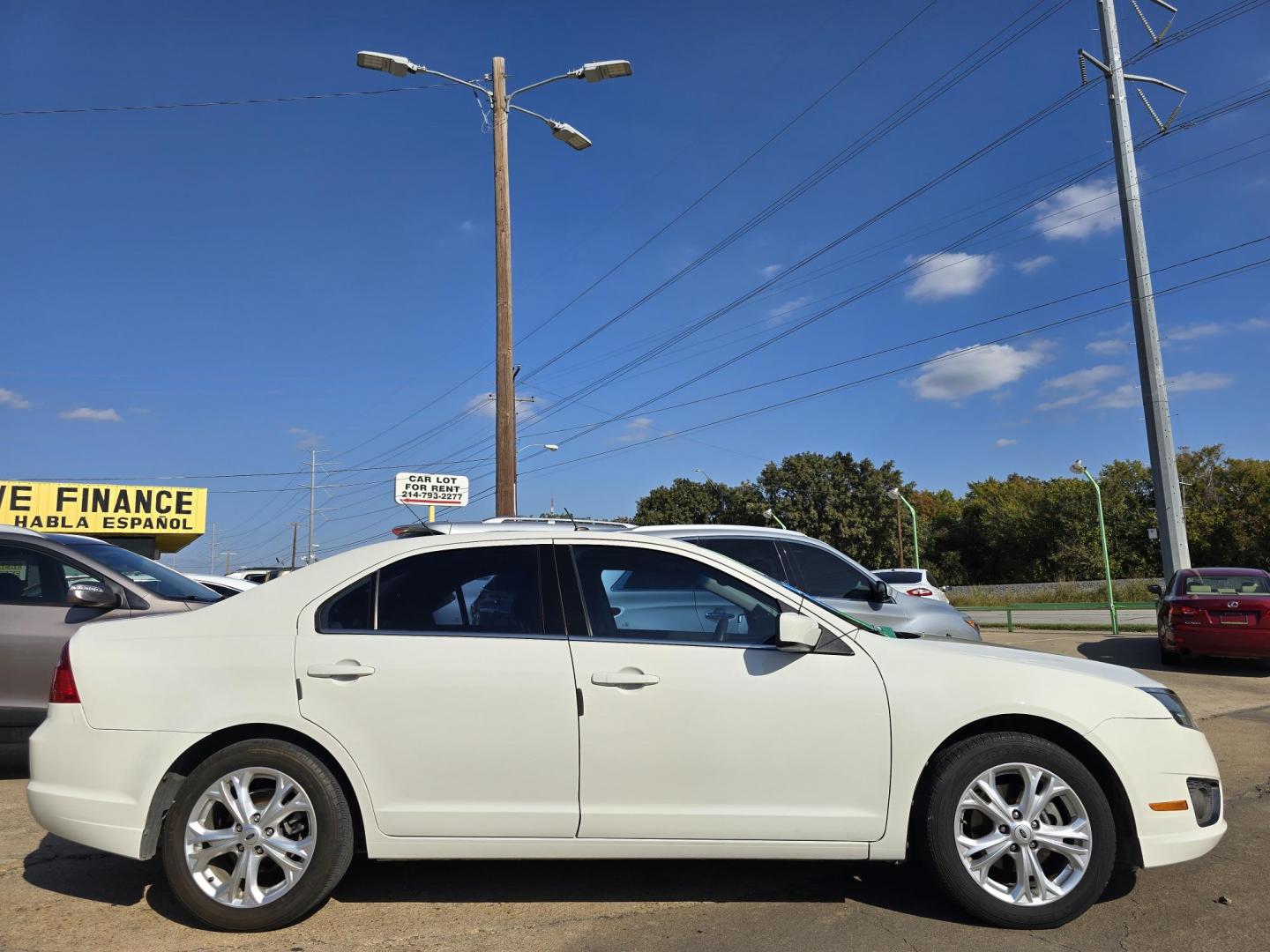 2012 WHITE Ford Fusion SE (3FAHP0HA5CR) with an 2.5L L4 DOHC 16V engine, AUTO transmission, located at 2660 S.Garland Avenue, Garland, TX, 75041, (469) 298-3118, 32.885551, -96.655602 - Photo#2