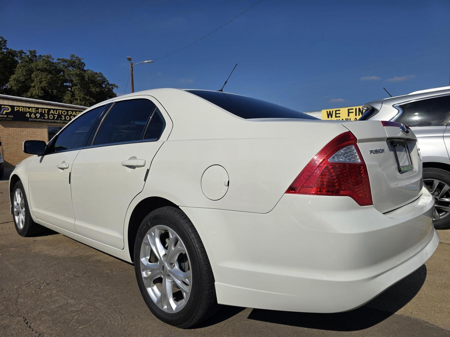 2012 WHITE Ford Fusion SE (3FAHP0HA5CR) with an 2.5L L4 DOHC 16V engine, AUTO transmission, located at 2660 S.Garland Avenue, Garland, TX, 75041, (469) 298-3118, 32.885551, -96.655602 - Photo#5