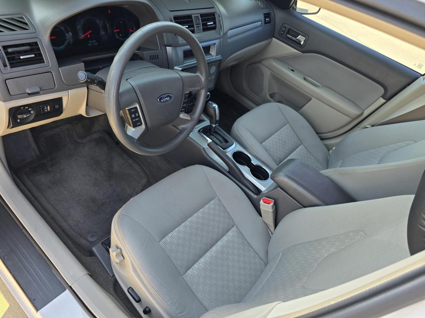 2012 WHITE Ford Fusion SE (3FAHP0HA5CR) with an 2.5L L4 DOHC 16V engine, AUTO transmission, located at 2660 S.Garland Avenue, Garland, TX, 75041, (469) 298-3118, 32.885551, -96.655602 - Photo#10