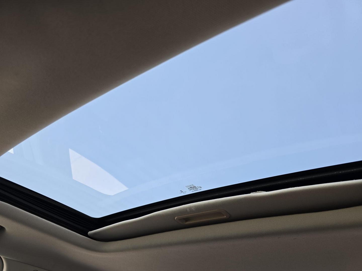 2012 WHITE Ford Fusion SE (3FAHP0HA5CR) with an 2.5L L4 DOHC 16V engine, AUTO transmission, located at 2660 S.Garland Avenue, Garland, TX, 75041, (469) 298-3118, 32.885551, -96.655602 - Photo#15