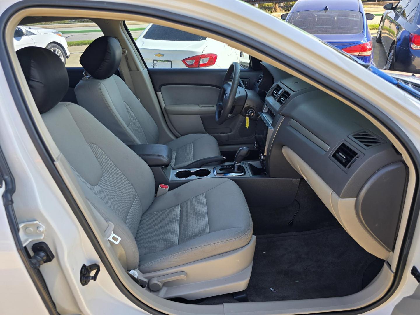 2012 WHITE Ford Fusion SE (3FAHP0HA5CR) with an 2.5L L4 DOHC 16V engine, AUTO transmission, located at 2660 S.Garland Avenue, Garland, TX, 75041, (469) 298-3118, 32.885551, -96.655602 - Photo#18