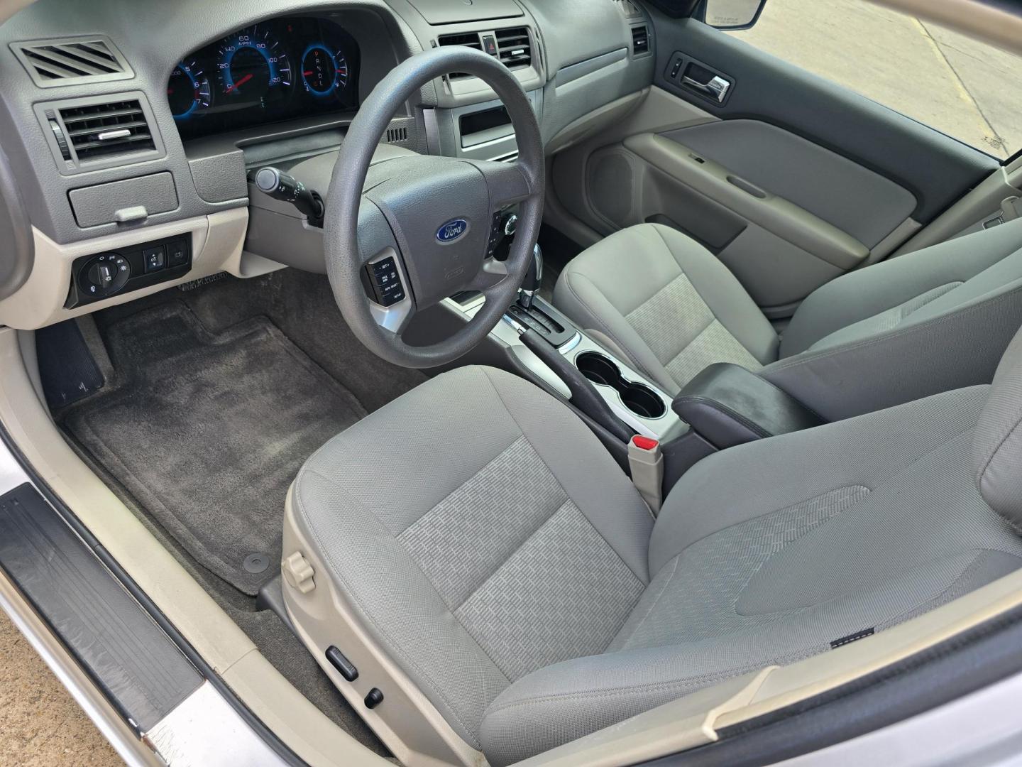 2012 SILVER Ford Fusion SE (3FAHP0HA8CR) with an 2.5L L4 DOHC 16V engine, AUTO transmission, located at 2660 S.Garland Avenue, Garland, TX, 75041, (469) 298-3118, 32.885551, -96.655602 - Photo#10