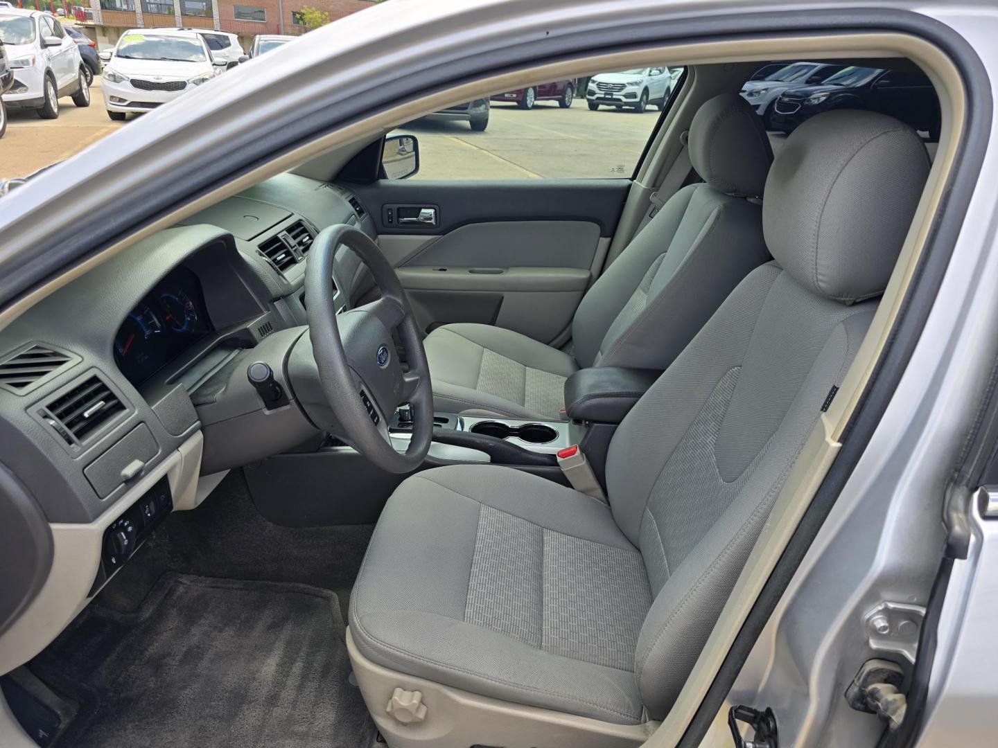 2012 SILVER Ford Fusion SE (3FAHP0HA8CR) with an 2.5L L4 DOHC 16V engine, AUTO transmission, located at 2660 S.Garland Avenue, Garland, TX, 75041, (469) 298-3118, 32.885551, -96.655602 - Photo#11
