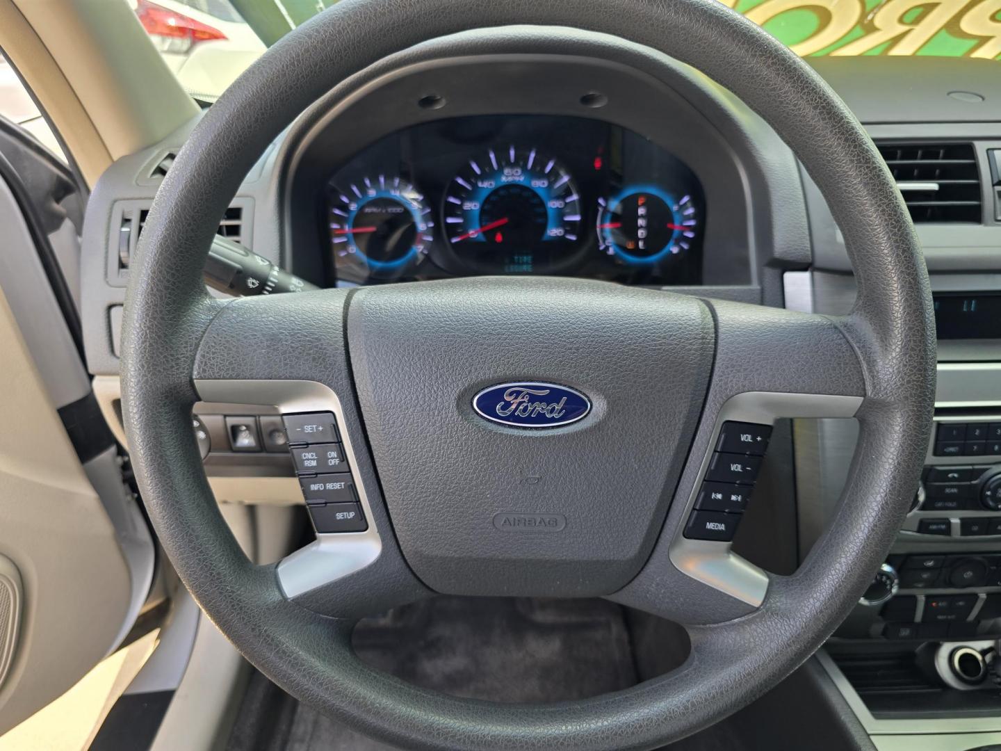 2012 SILVER Ford Fusion SE (3FAHP0HA8CR) with an 2.5L L4 DOHC 16V engine, AUTO transmission, located at 2660 S.Garland Avenue, Garland, TX, 75041, (469) 298-3118, 32.885551, -96.655602 - Photo#12
