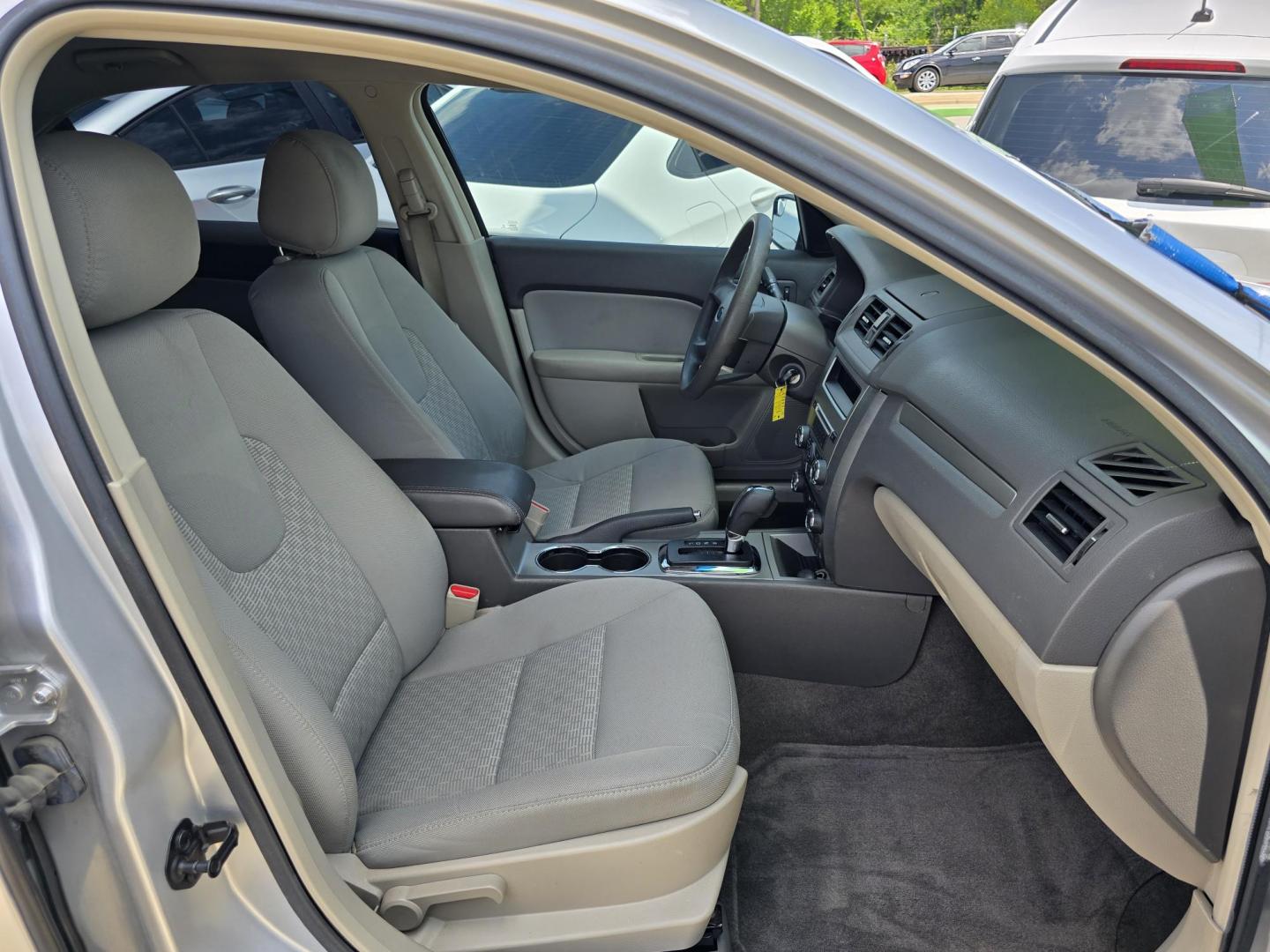 2012 SILVER Ford Fusion SE (3FAHP0HA8CR) with an 2.5L L4 DOHC 16V engine, AUTO transmission, located at 2660 S.Garland Avenue, Garland, TX, 75041, (469) 298-3118, 32.885551, -96.655602 - Photo#16