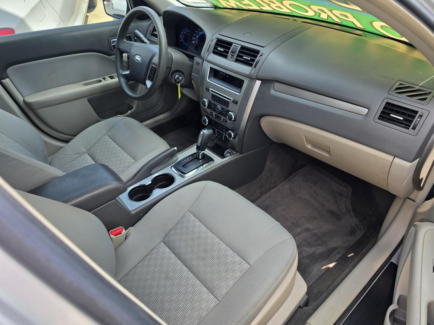 2012 SILVER Ford Fusion SE (3FAHP0HA8CR) with an 2.5L L4 DOHC 16V engine, AUTO transmission, located at 2660 S.Garland Avenue, Garland, TX, 75041, (469) 298-3118, 32.885551, -96.655602 - Photo#17