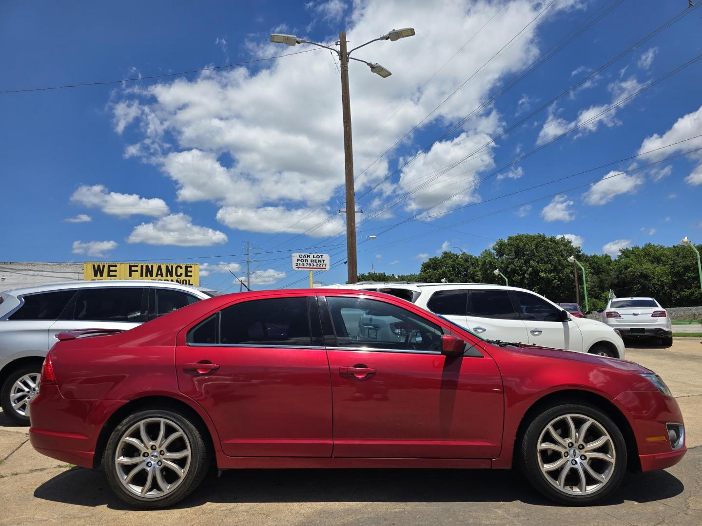 2012 RED Ford Fusion SE (3FAHP0HA8CR) with an 2.5L L4 DOHC 16V engine, AUTO transmission, located at 2660 S.Garland Avenue, Garland, TX, 75041, (469) 298-3118, 32.885551, -96.655602 - Photo#2