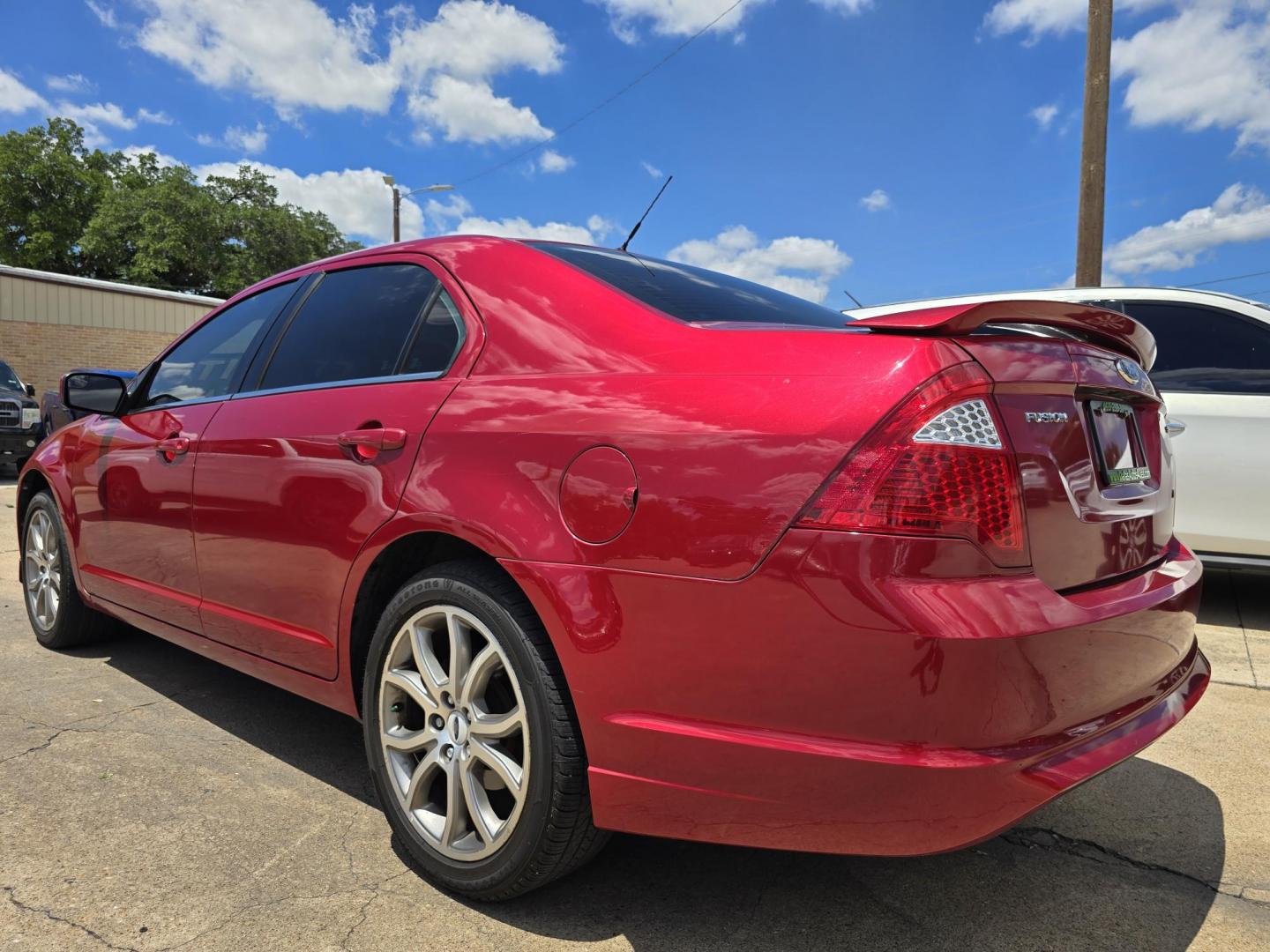 2012 RED Ford Fusion SE (3FAHP0HA8CR) with an 2.5L L4 DOHC 16V engine, AUTO transmission, located at 2660 S.Garland Avenue, Garland, TX, 75041, (469) 298-3118, 32.885551, -96.655602 - Photo#5