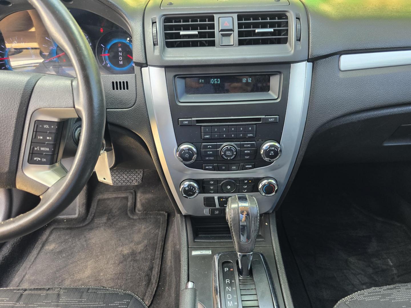 2012 RED Ford Fusion SE (3FAHP0HA8CR) with an 2.5L L4 DOHC 16V engine, AUTO transmission, located at 2660 S.Garland Avenue, Garland, TX, 75041, (469) 298-3118, 32.885551, -96.655602 - Photo#15