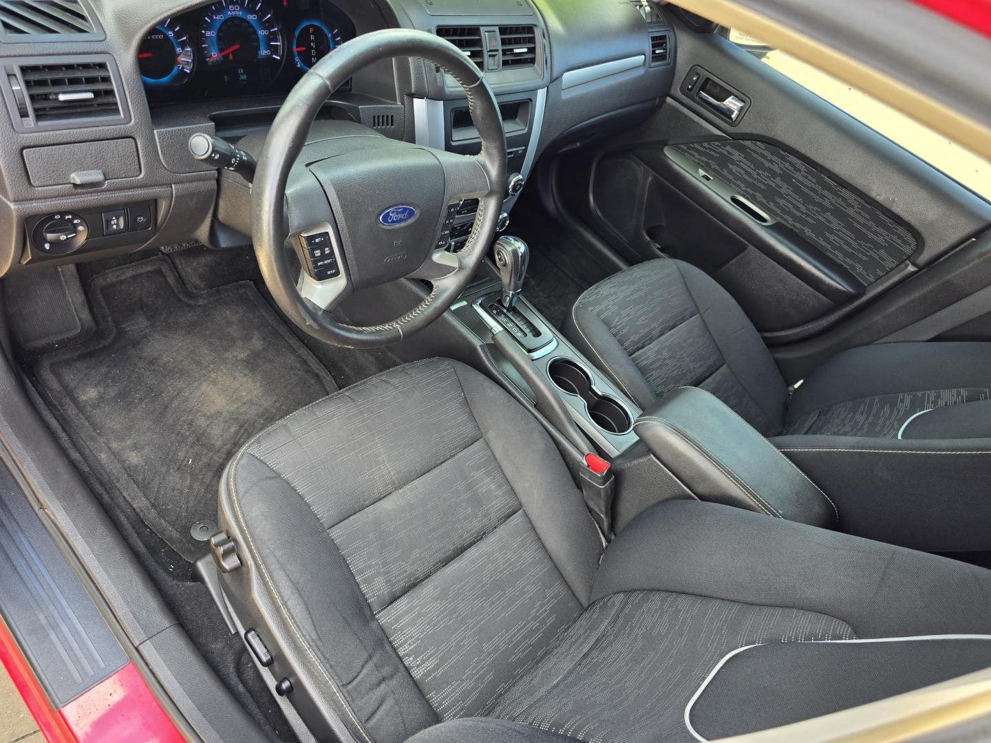 2012 RED Ford Fusion SE (3FAHP0HA8CR) with an 2.5L L4 DOHC 16V engine, AUTO transmission, located at 2660 S.Garland Avenue, Garland, TX, 75041, (469) 298-3118, 32.885551, -96.655602 - Photo#11