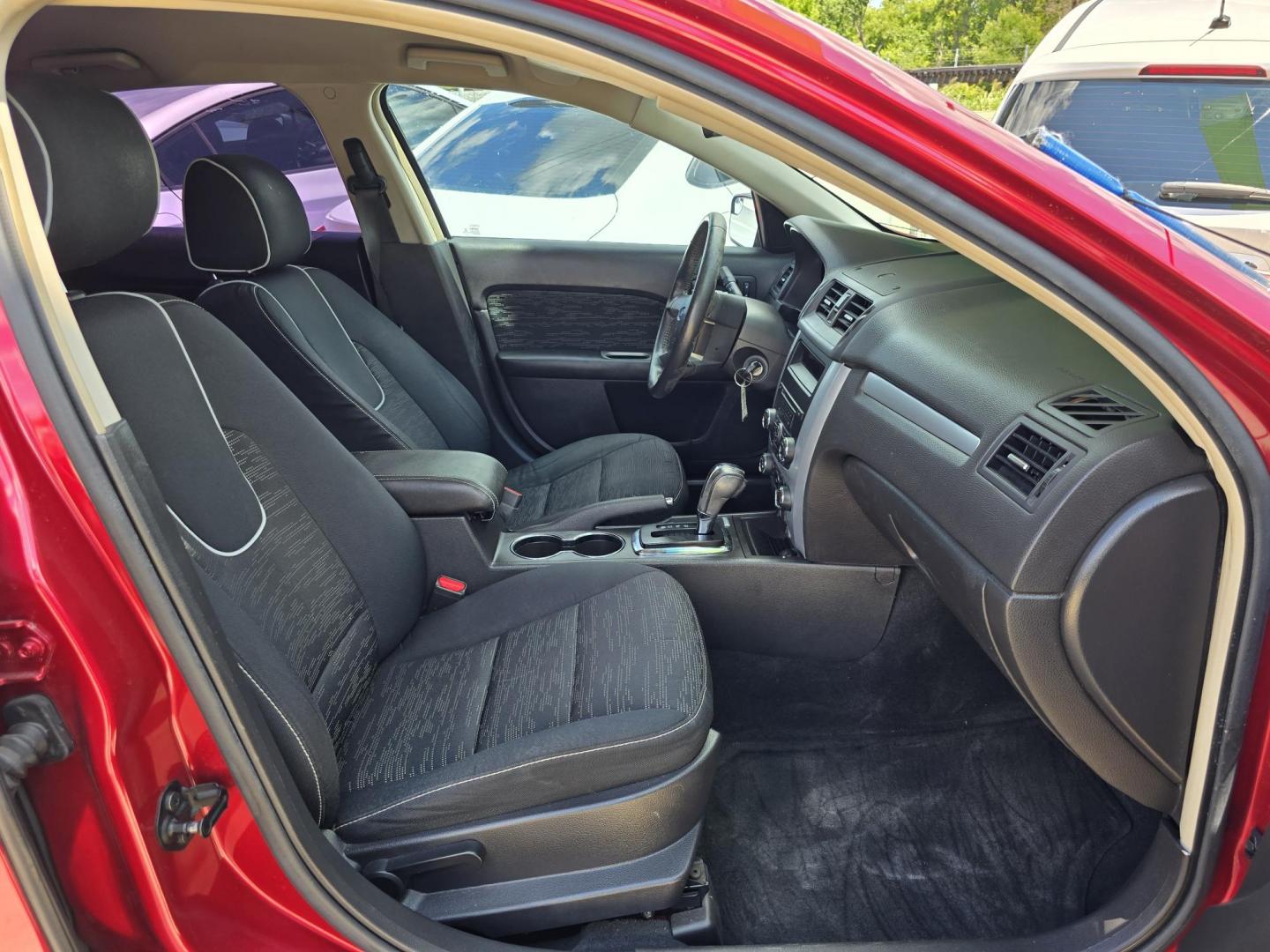 2012 RED Ford Fusion SE (3FAHP0HA8CR) with an 2.5L L4 DOHC 16V engine, AUTO transmission, located at 2660 S.Garland Avenue, Garland, TX, 75041, (469) 298-3118, 32.885551, -96.655602 - Photo#18