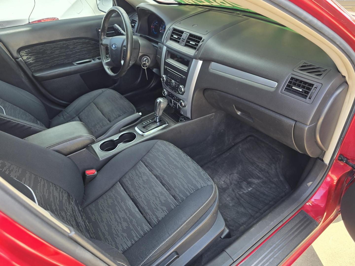 2012 RED Ford Fusion SE (3FAHP0HA8CR) with an 2.5L L4 DOHC 16V engine, AUTO transmission, located at 2660 S.Garland Avenue, Garland, TX, 75041, (469) 298-3118, 32.885551, -96.655602 - Photo#19