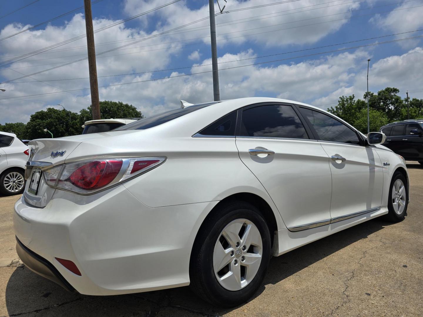 2012 DIAMOND WHITE /BEIGE LEATHER Hyundai Sonata (KMHEC4A45CA) , AUTO transmission, located at 2660 S.Garland Avenue, Garland, TX, 75041, (469) 298-3118, 32.885551, -96.655602 - Welcome to DallasAutos4Less, one of the Premier BUY HERE PAY HERE Dealers in the North Dallas Area. We specialize in financing to people with NO CREDIT or BAD CREDIT. We need proof of income, proof of residence, and a ID. Come buy your new car from us today!! This is a Very clean 2012 HYUNDAI SON - Photo#3