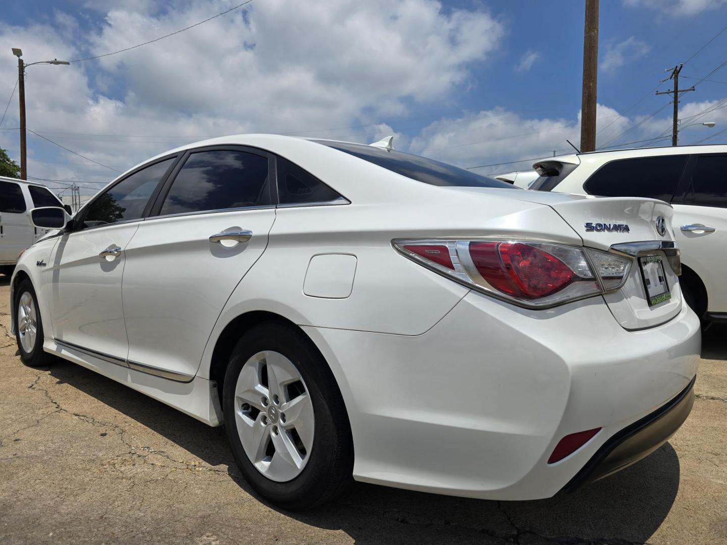 2012 DIAMOND WHITE /BEIGE LEATHER Hyundai Sonata (KMHEC4A45CA) , AUTO transmission, located at 2660 S.Garland Avenue, Garland, TX, 75041, (469) 298-3118, 32.885551, -96.655602 - Welcome to DallasAutos4Less, one of the Premier BUY HERE PAY HERE Dealers in the North Dallas Area. We specialize in financing to people with NO CREDIT or BAD CREDIT. We need proof of income, proof of residence, and a ID. Come buy your new car from us today!! This is a Very clean 2012 HYUNDAI SON - Photo#5
