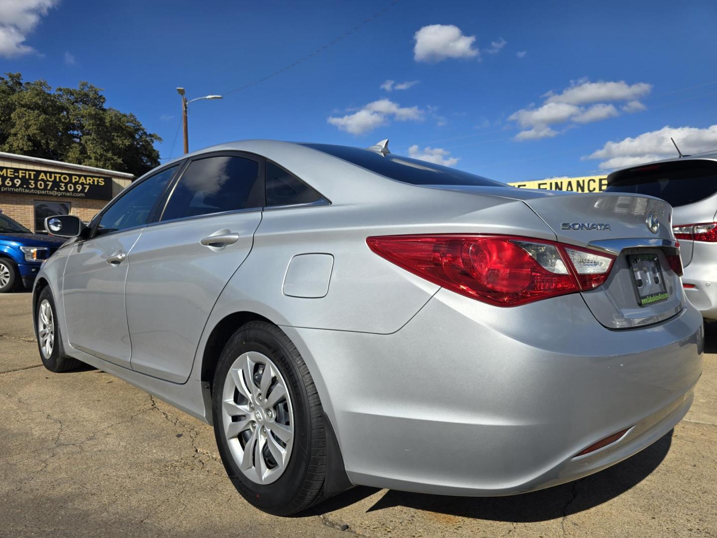 2012 Hyundai Sonata GLS (5NPEB4AC4CH) with an 2.4L L4 DOHC 16V engine, AUTO transmission, located at 2660 S.Garland Avenue, Garland, TX, 75041, (469) 298-3118, 32.885551, -96.655602 - Photo#5