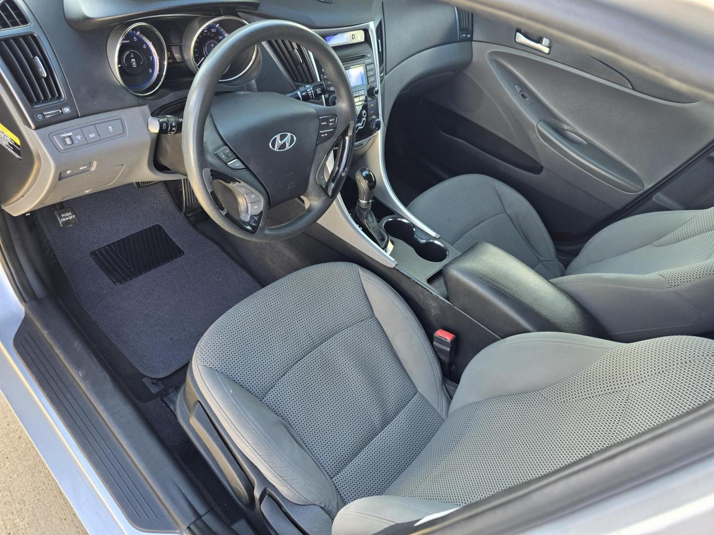 2012 Hyundai Sonata GLS (5NPEB4AC4CH) with an 2.4L L4 DOHC 16V engine, AUTO transmission, located at 2660 S.Garland Avenue, Garland, TX, 75041, (469) 298-3118, 32.885551, -96.655602 - Photo#10