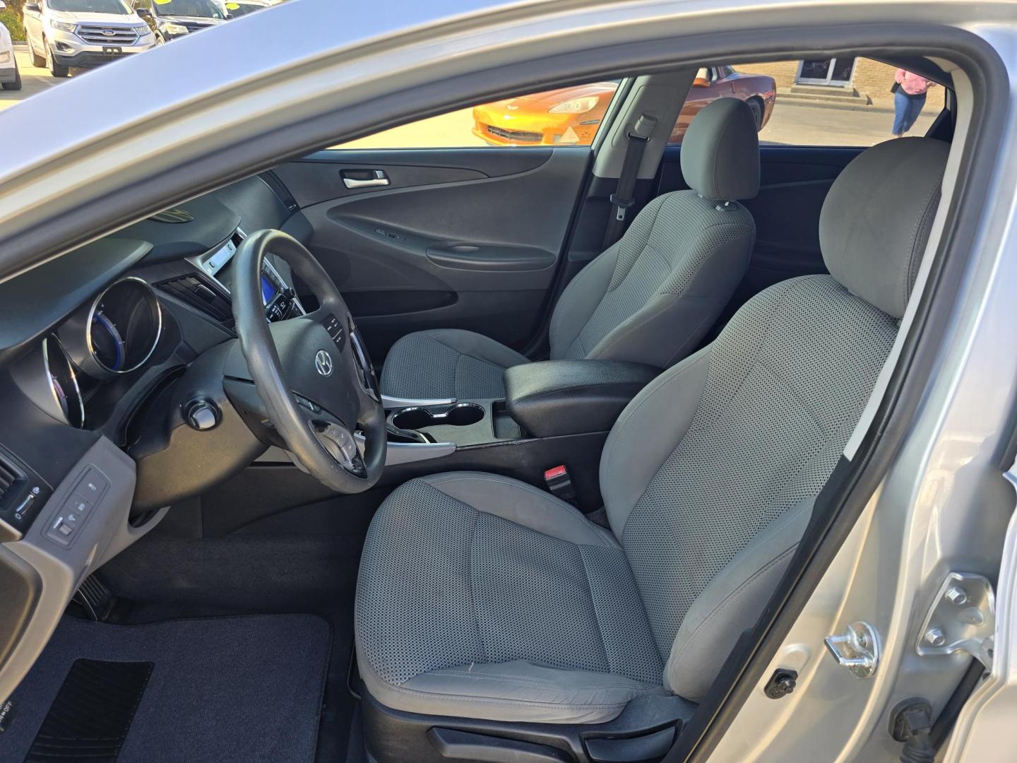 2012 Hyundai Sonata GLS (5NPEB4AC4CH) with an 2.4L L4 DOHC 16V engine, AUTO transmission, located at 2660 S.Garland Avenue, Garland, TX, 75041, (469) 298-3118, 32.885551, -96.655602 - Photo#11