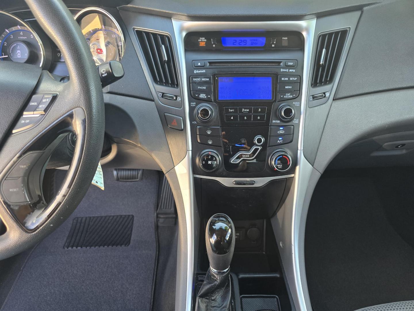 2012 Hyundai Sonata GLS (5NPEB4AC4CH) with an 2.4L L4 DOHC 16V engine, AUTO transmission, located at 2660 S.Garland Avenue, Garland, TX, 75041, (469) 298-3118, 32.885551, -96.655602 - Photo#13