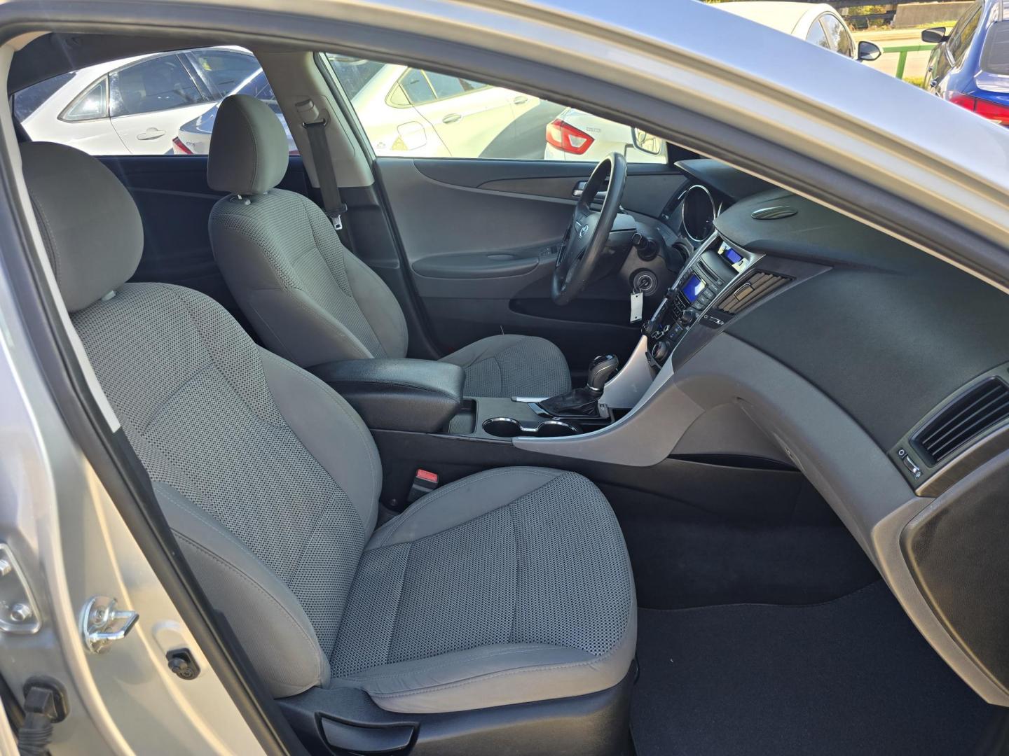 2012 Hyundai Sonata GLS (5NPEB4AC4CH) with an 2.4L L4 DOHC 16V engine, AUTO transmission, located at 2660 S.Garland Avenue, Garland, TX, 75041, (469) 298-3118, 32.885551, -96.655602 - Photo#16