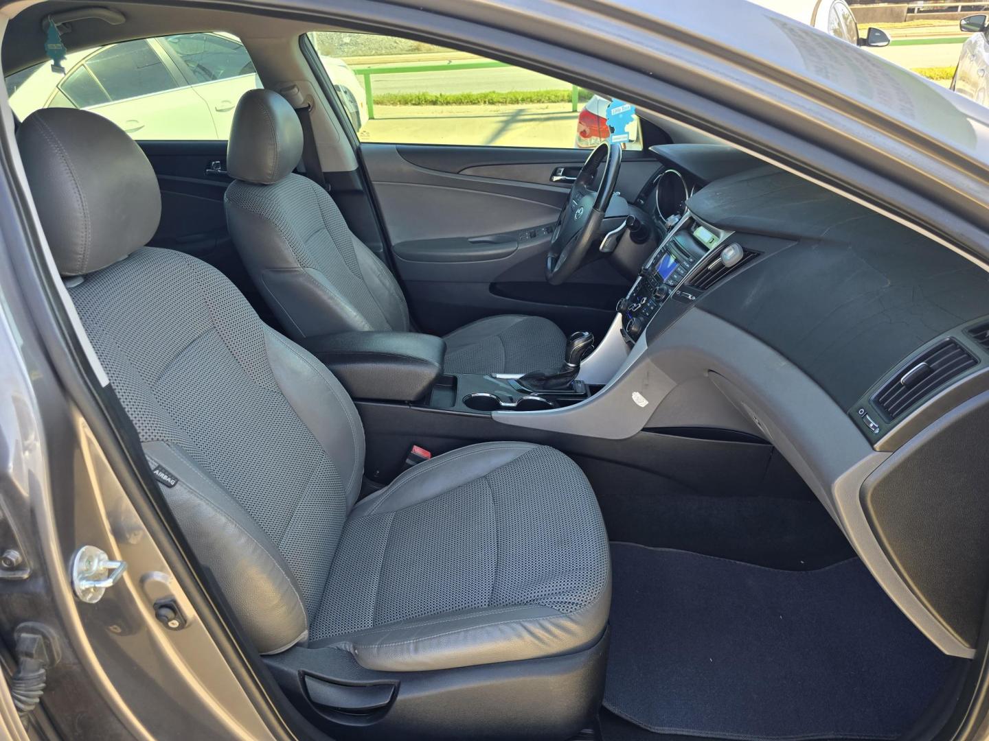 2012 GRAY Hyundai Sonata SE (5NPEC4AB9CH) with an 2.0L L4 DOHC 16V engine, 6-Speed Automatic transmission, located at 2660 S.Garland Avenue, Garland, TX, 75041, (469) 298-3118, 32.885551, -96.655602 - Photo#17