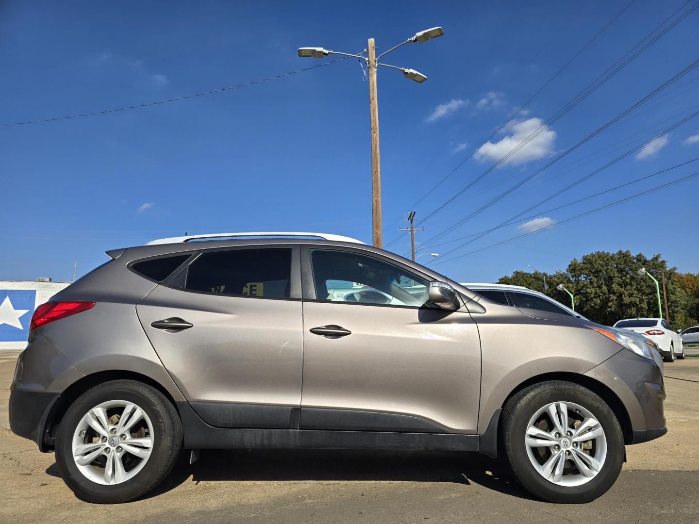 2012 Hyundai Tucson GLS (KM8JU3AC6CU) with an 2.4L L4 DOHC 16V engine, 6-Speed Automatic transmission, located at 2660 S.Garland Avenue, Garland, TX, 75041, (469) 298-3118, 32.885551, -96.655602 - Photo#2