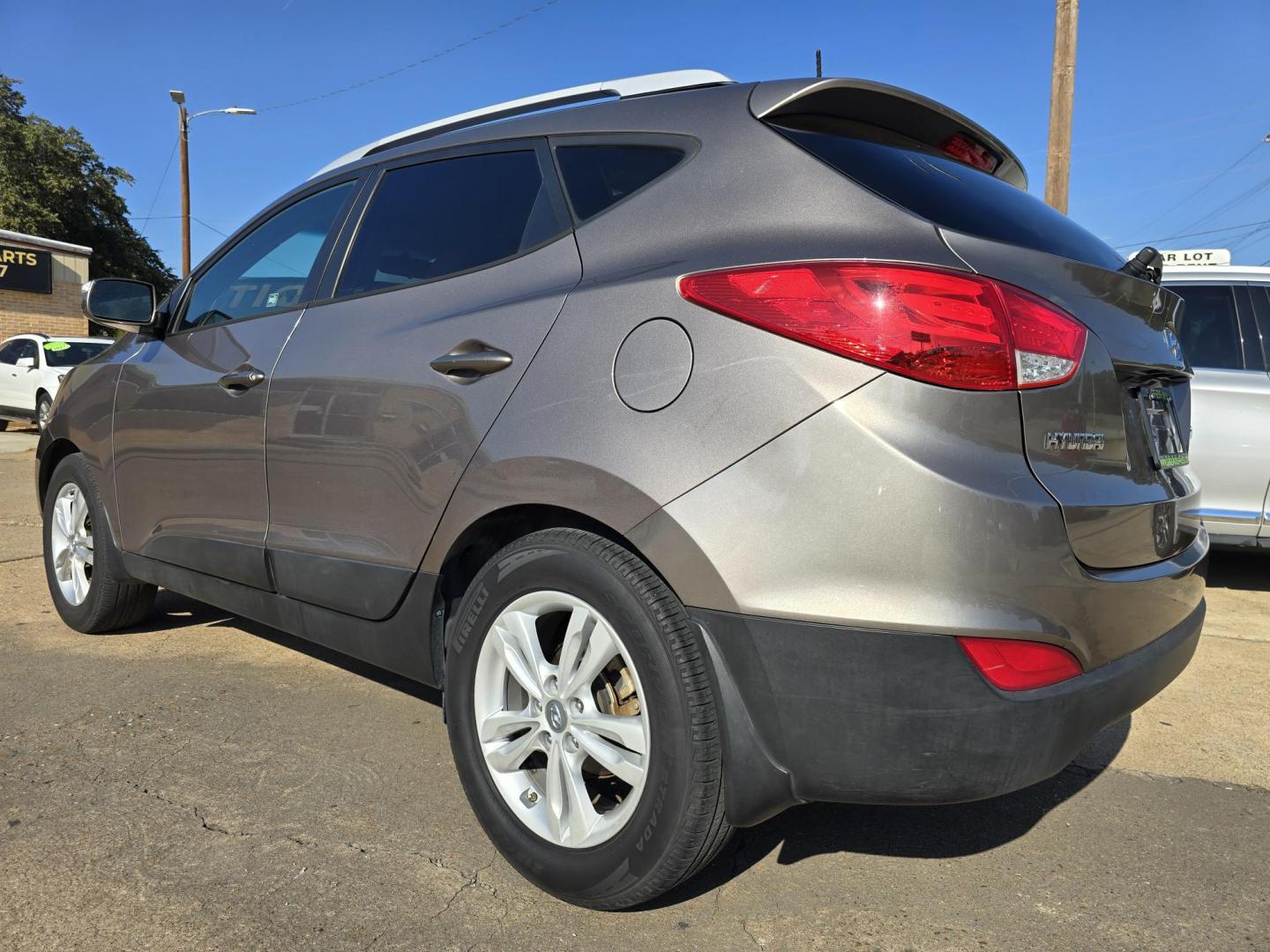 2012 Hyundai Tucson GLS (KM8JU3AC6CU) with an 2.4L L4 DOHC 16V engine, 6-Speed Automatic transmission, located at 2660 S.Garland Avenue, Garland, TX, 75041, (469) 298-3118, 32.885551, -96.655602 - Photo#5