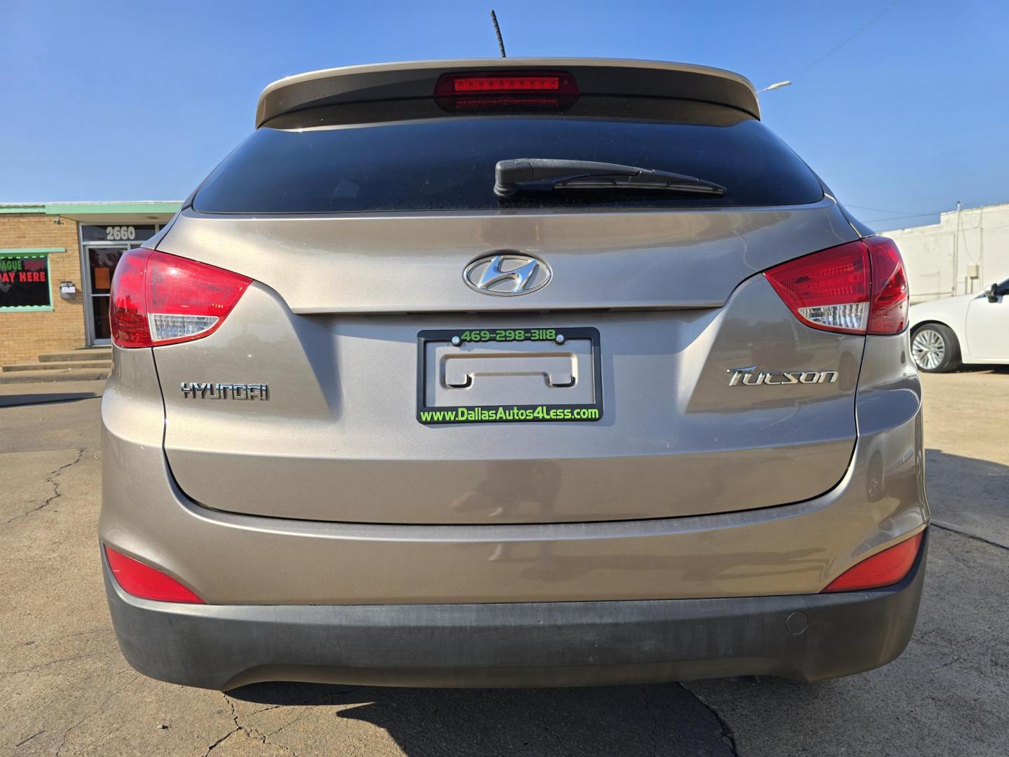 2012 Hyundai Tucson GLS (KM8JU3AC6CU) with an 2.4L L4 DOHC 16V engine, 6-Speed Automatic transmission, located at 2660 S.Garland Avenue, Garland, TX, 75041, (469) 298-3118, 32.885551, -96.655602 - Photo#4