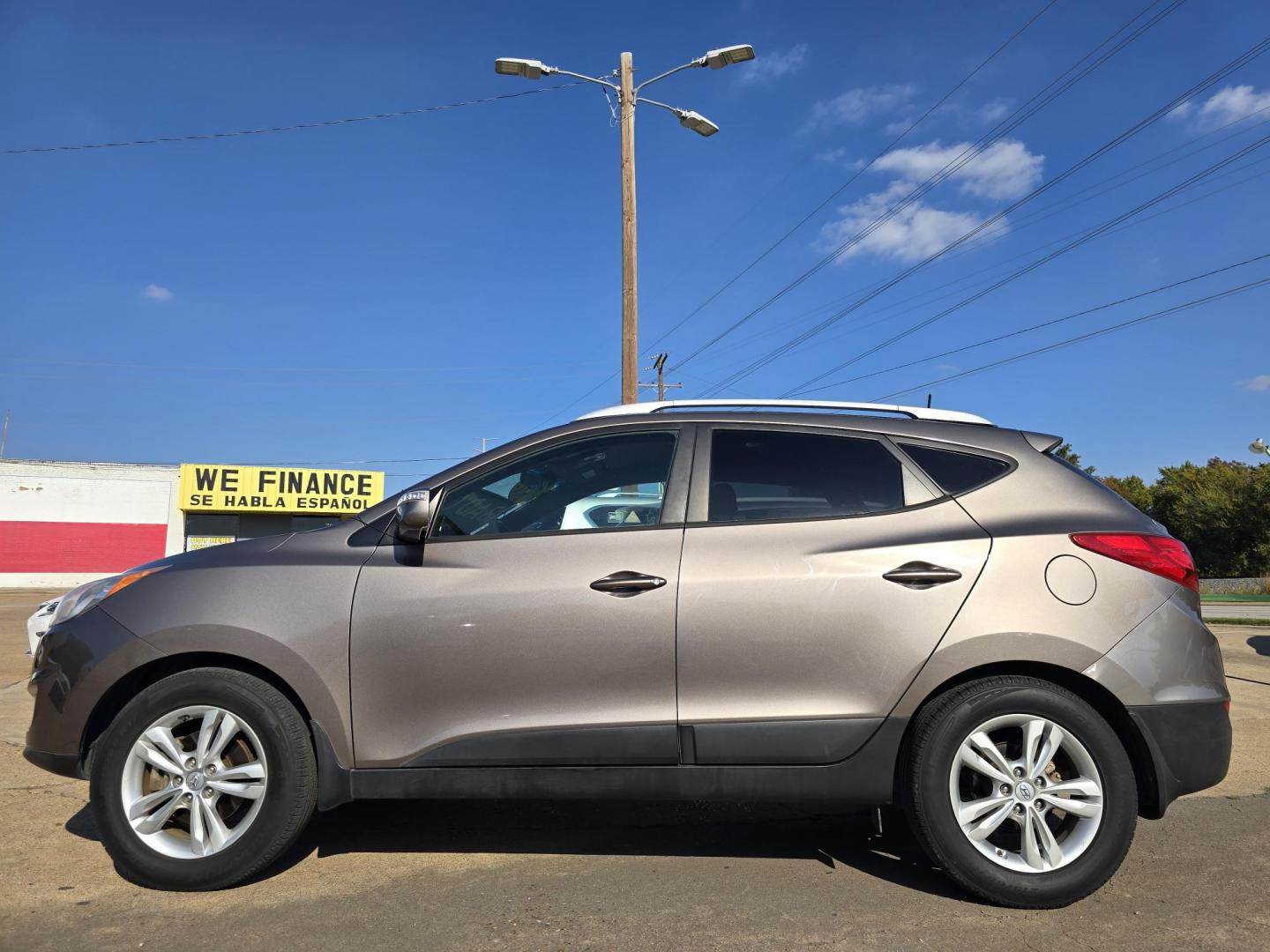 2012 Hyundai Tucson GLS (KM8JU3AC6CU) with an 2.4L L4 DOHC 16V engine, 6-Speed Automatic transmission, located at 2660 S.Garland Avenue, Garland, TX, 75041, (469) 298-3118, 32.885551, -96.655602 - Photo#6