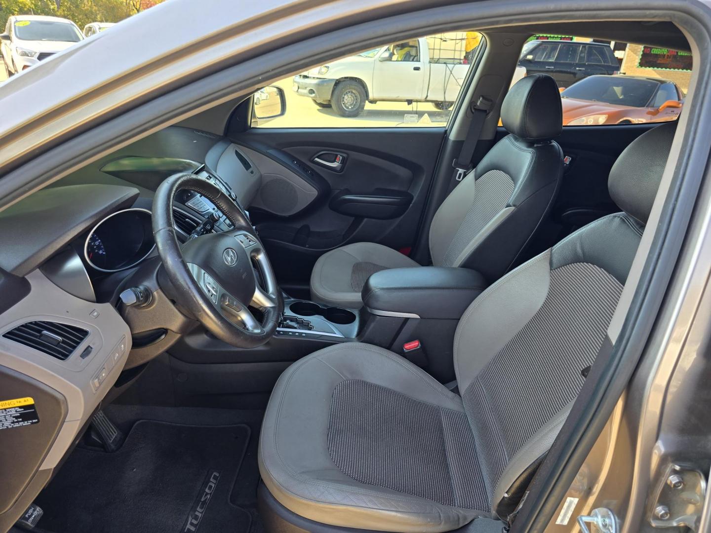 2012 Hyundai Tucson GLS (KM8JU3AC6CU) with an 2.4L L4 DOHC 16V engine, 6-Speed Automatic transmission, located at 2660 S.Garland Avenue, Garland, TX, 75041, (469) 298-3118, 32.885551, -96.655602 - Photo#11