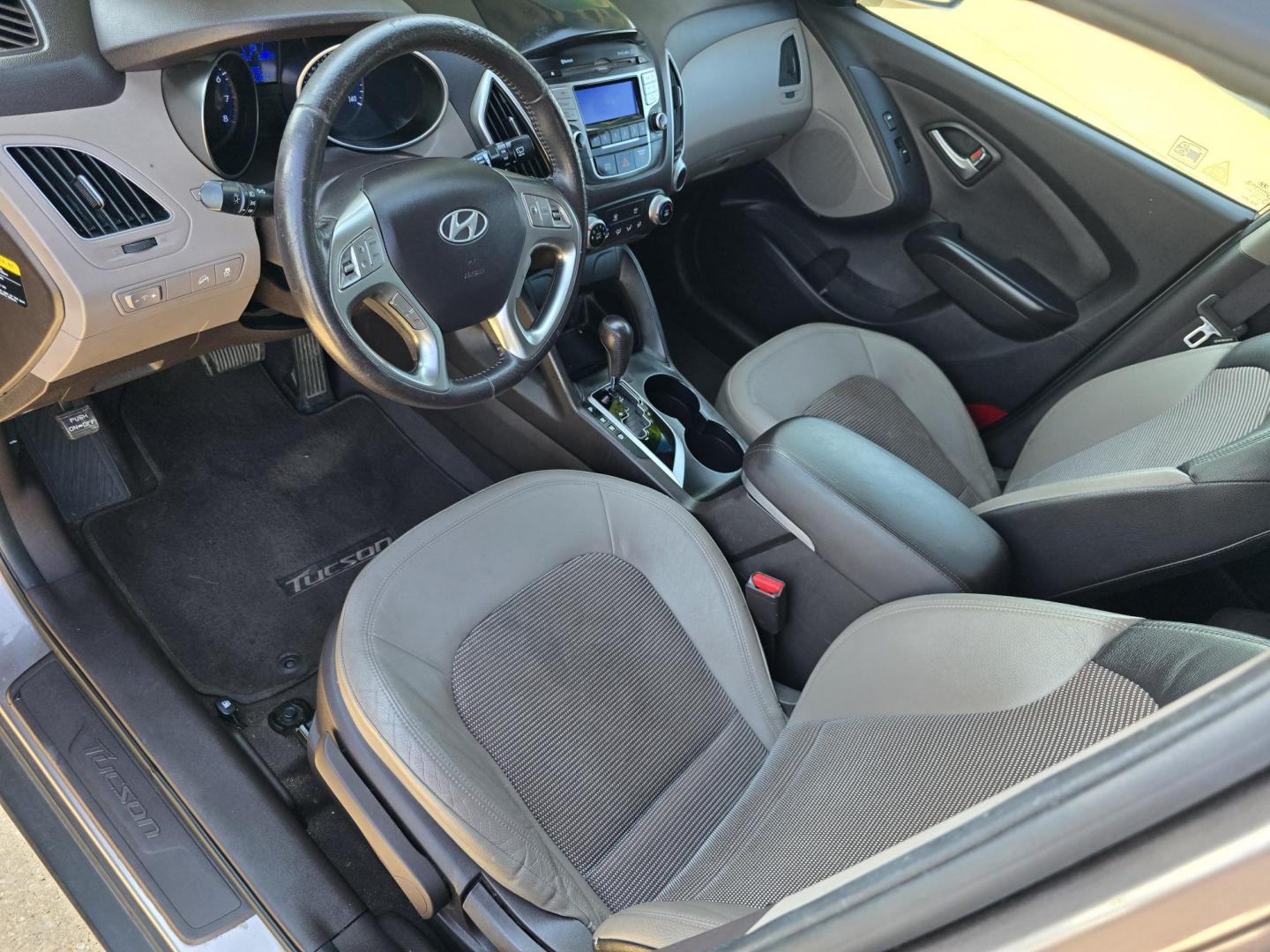 2012 Hyundai Tucson GLS (KM8JU3AC6CU) with an 2.4L L4 DOHC 16V engine, 6-Speed Automatic transmission, located at 2660 S.Garland Avenue, Garland, TX, 75041, (469) 298-3118, 32.885551, -96.655602 - Photo#10