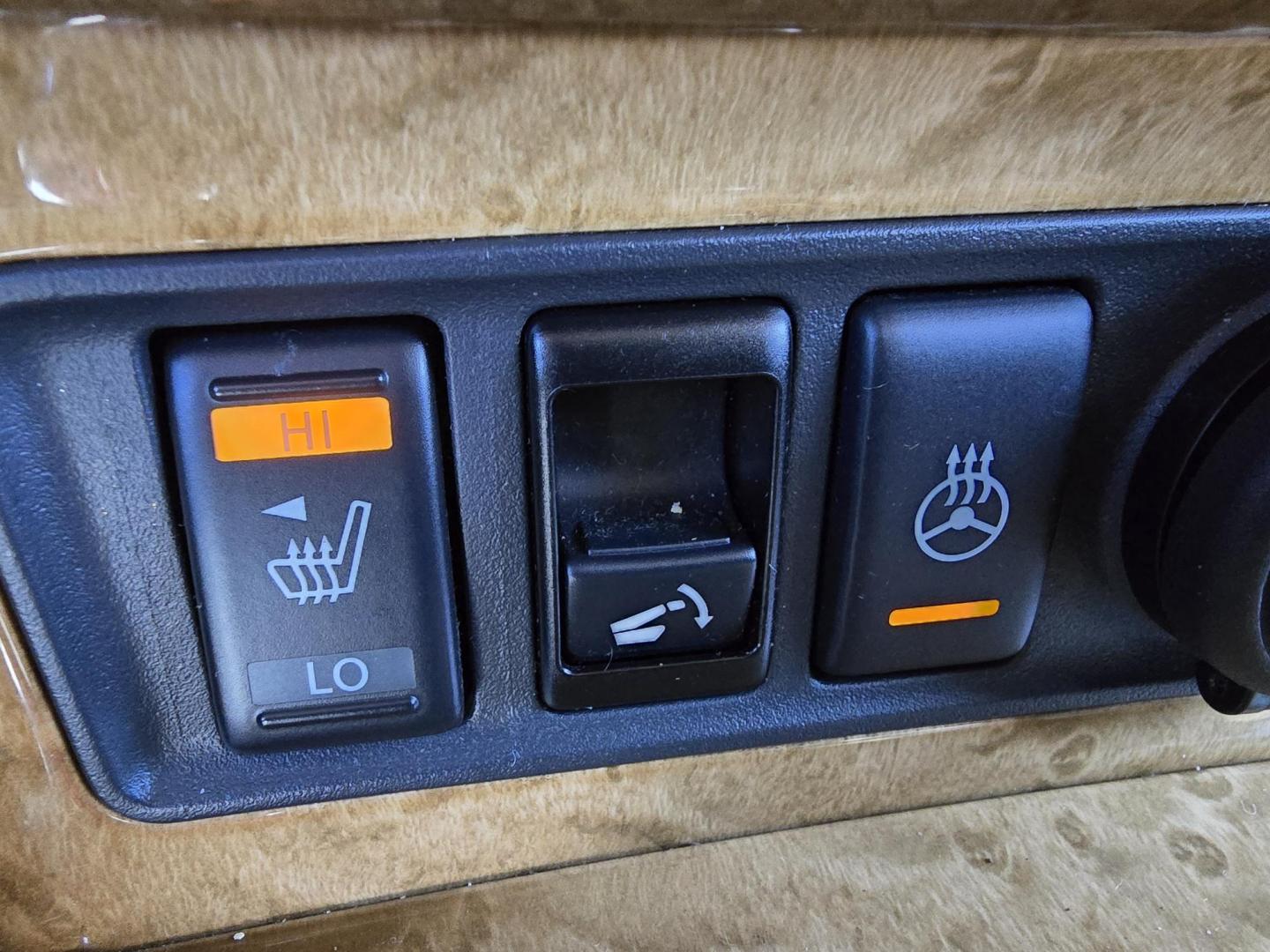 2012 BLACK Infiniti QX56 4WD (JN8AZ2NE7C9) with an 5.6L V8 DOHC 32V engine, 5-Speed Automatic transmission, located at 2660 S.Garland Avenue, Garland, TX, 75041, (469) 298-3118, 32.885551, -96.655602 - Photo#18