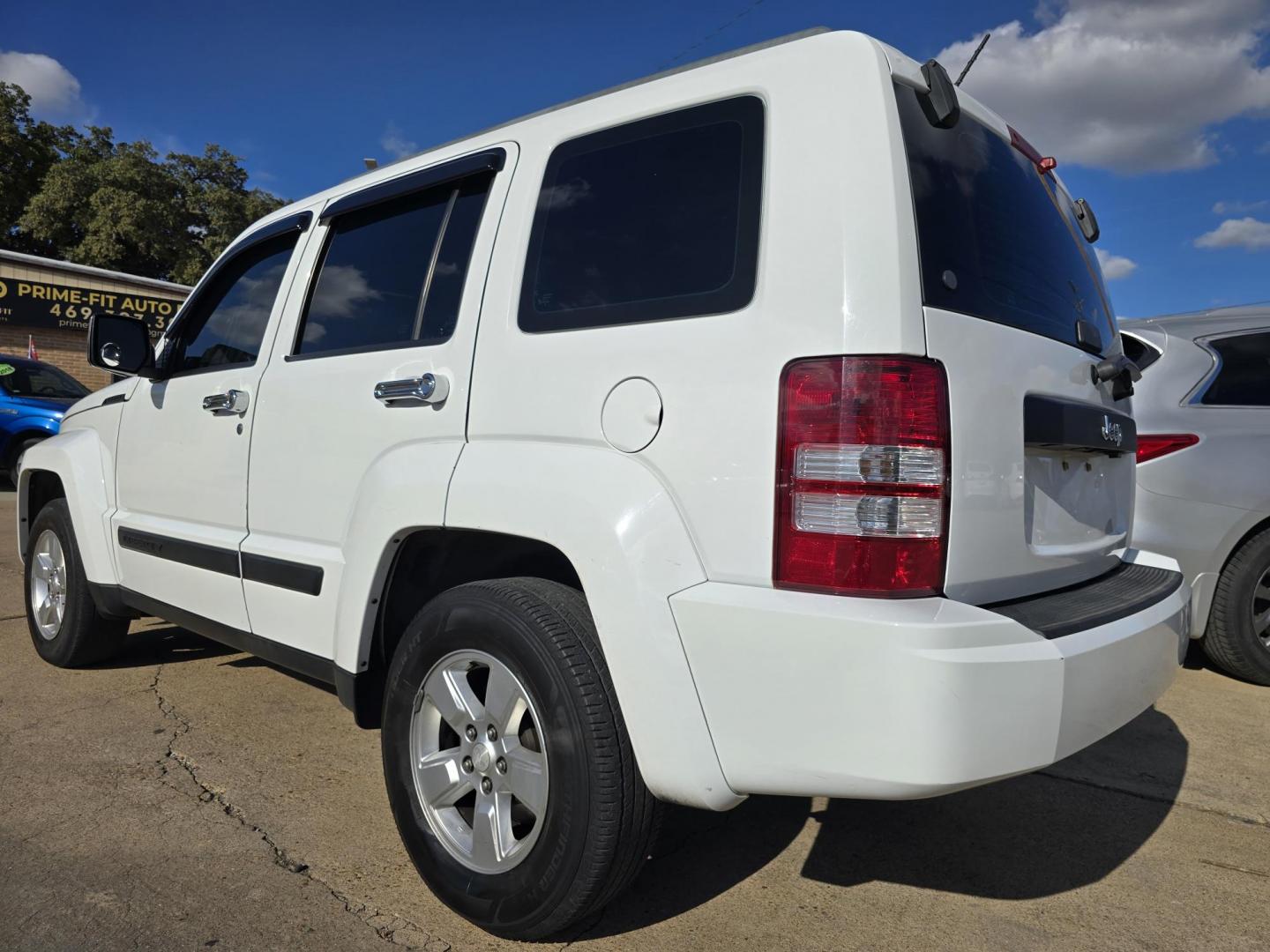 2012 WHITE Jeep Liberty Sport (1C4PJLAK8CW) with an 3.7L V6 SOHC 12V engine, 4-Speed Automatic transmission, located at 2660 S.Garland Avenue, Garland, TX, 75041, (469) 298-3118, 32.885551, -96.655602 - Photo#5