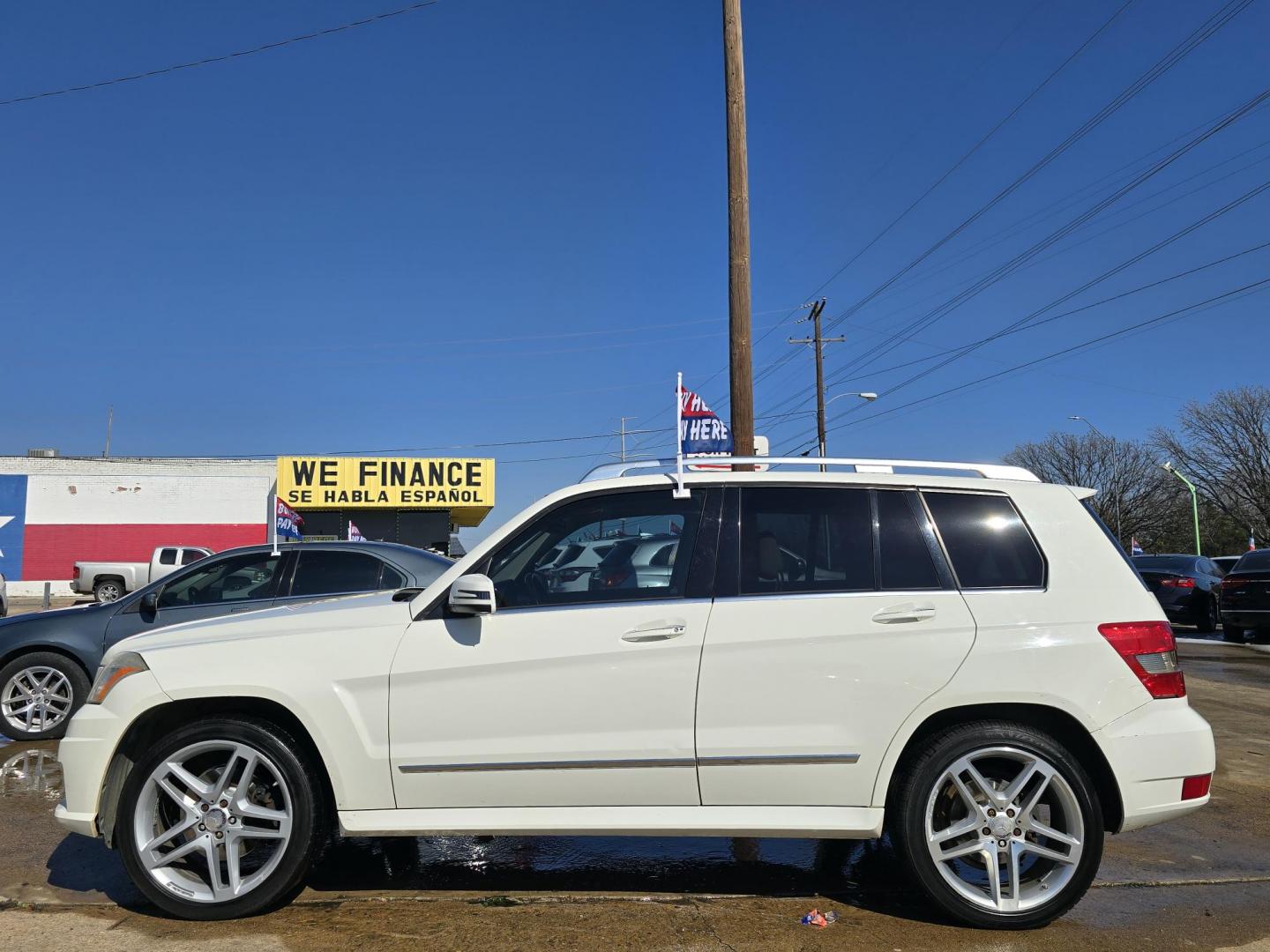 2012 WHITE Mercedes-Benz GLK-Class GLK350 4MATIC (WDCGG8HB4CF) with an 3.5L V6 DOHC 24V engine, 7-Speed Automatic transmission, located at 2660 S.Garland Avenue, Garland, TX, 75041, (469) 298-3118, 32.885551, -96.655602 - CASH$$$$$$$ CAR!!! - Photo#6