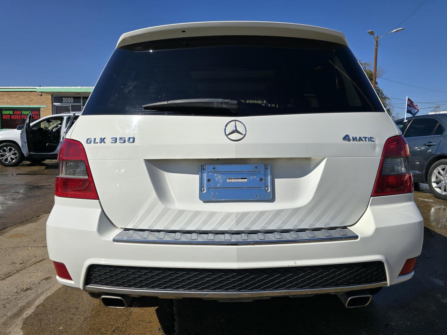 2012 WHITE Mercedes-Benz GLK-Class GLK350 4MATIC (WDCGG8HB4CF) with an 3.5L V6 DOHC 24V engine, 7-Speed Automatic transmission, located at 2660 S.Garland Avenue, Garland, TX, 75041, (469) 298-3118, 32.885551, -96.655602 - CASH$$$$$$$ CAR!!! - Photo#4
